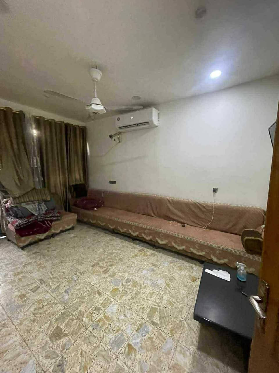 لسلام عليكم بيت 110 متر واقع حال سند 100 البيت فول موصفات طابقين 3نوم وستقبل وحولي فوك وجوه خدمات فوك جوه وخارجيات كذالك سطحين بي مع بيتونه كبيره. نضام كامرات وستلايت وكلشي دفن  سيراميك مرمر كلشي فول ومرتب مطبخ حار بارد. بي خط سحب مجاني سبالت خط مفتوح  لان قريب مولد. البيت نقص فقط واجهه  265 مجال رقمي ***********
