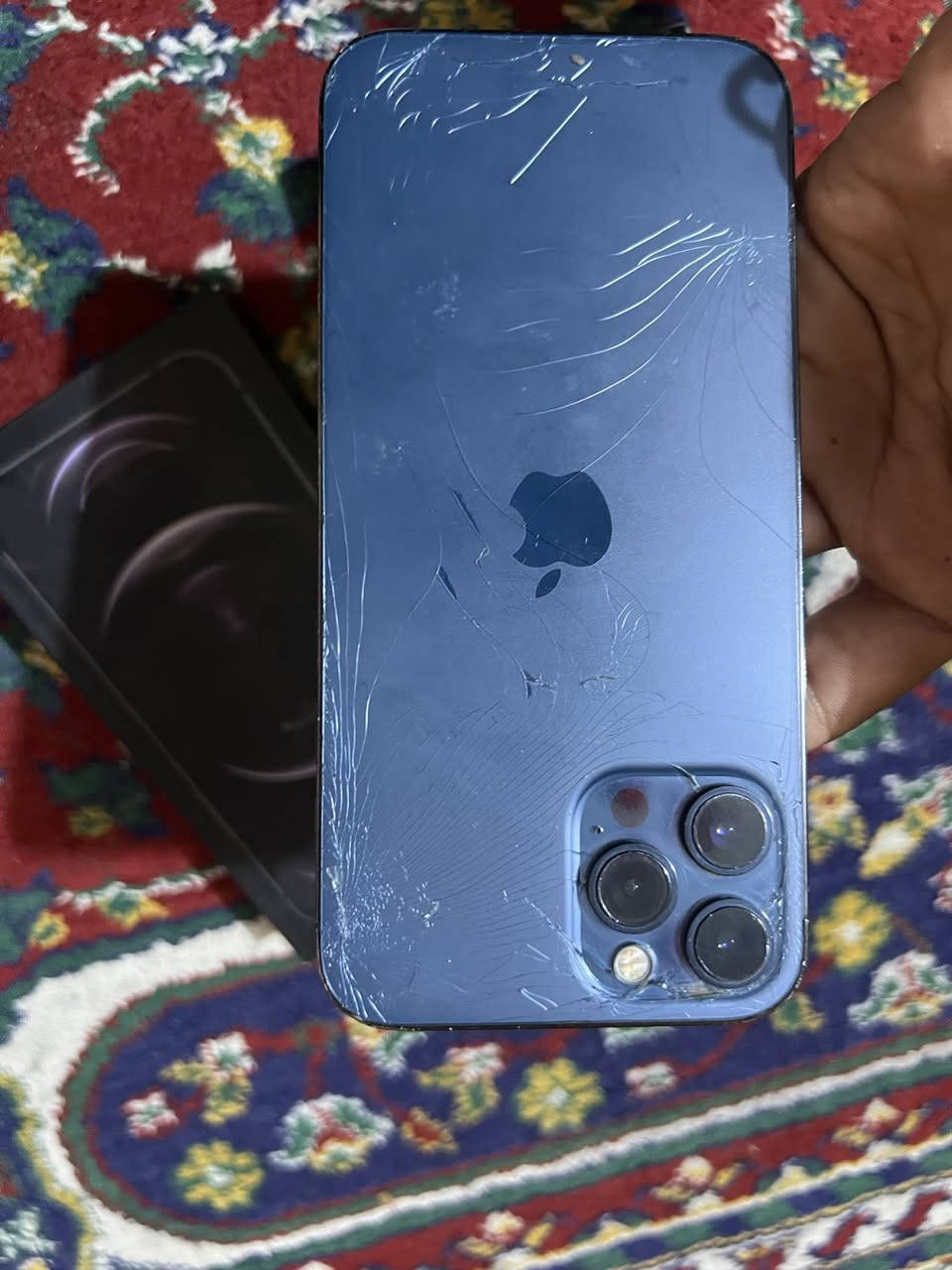 ايفون 12 برو ماكس
ذاكره 256 
بطاريه 76
مامفتوح ولا مصلح 
كارتونه وياه
بيه فطر بلظهر+زلوغ قليله بل شاشه من تخلي لزكة مايبينن بس انا شايل اللزكه حته يبين

للتواصل واتساب ***********
