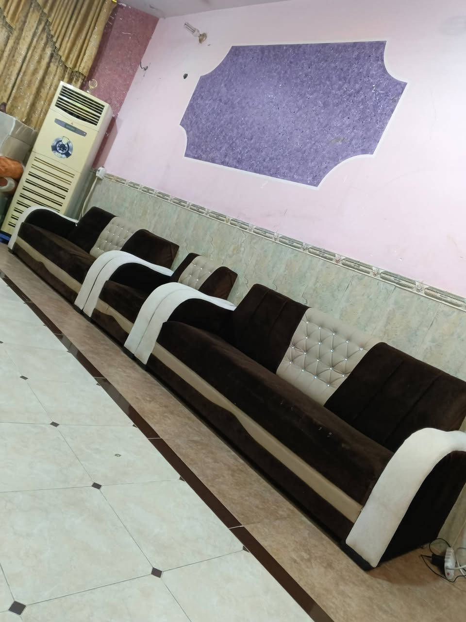 تخم عشر مقاعد مستعمل نضيف العنوان العزيزيه منطقة باب الحاره للمراسلة *********** *********** يوجد واتساب وماسنجر وتوصيل لجميع المحافظات بل الاجره
