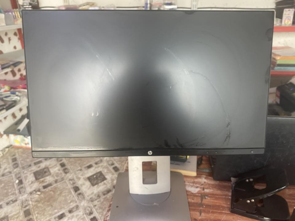 شاشة hp فول موصفات دقة 2k تشتغل عل كيس حاسبه وعل الكامرات وعل البلي ستيشن وعل الستلايت باله ياباني الأصلي بقية الموصفات مذكوره بلصوره متوفر توصيل جميع المحافظات العراقيه 
للتوصل وتساب ***********
