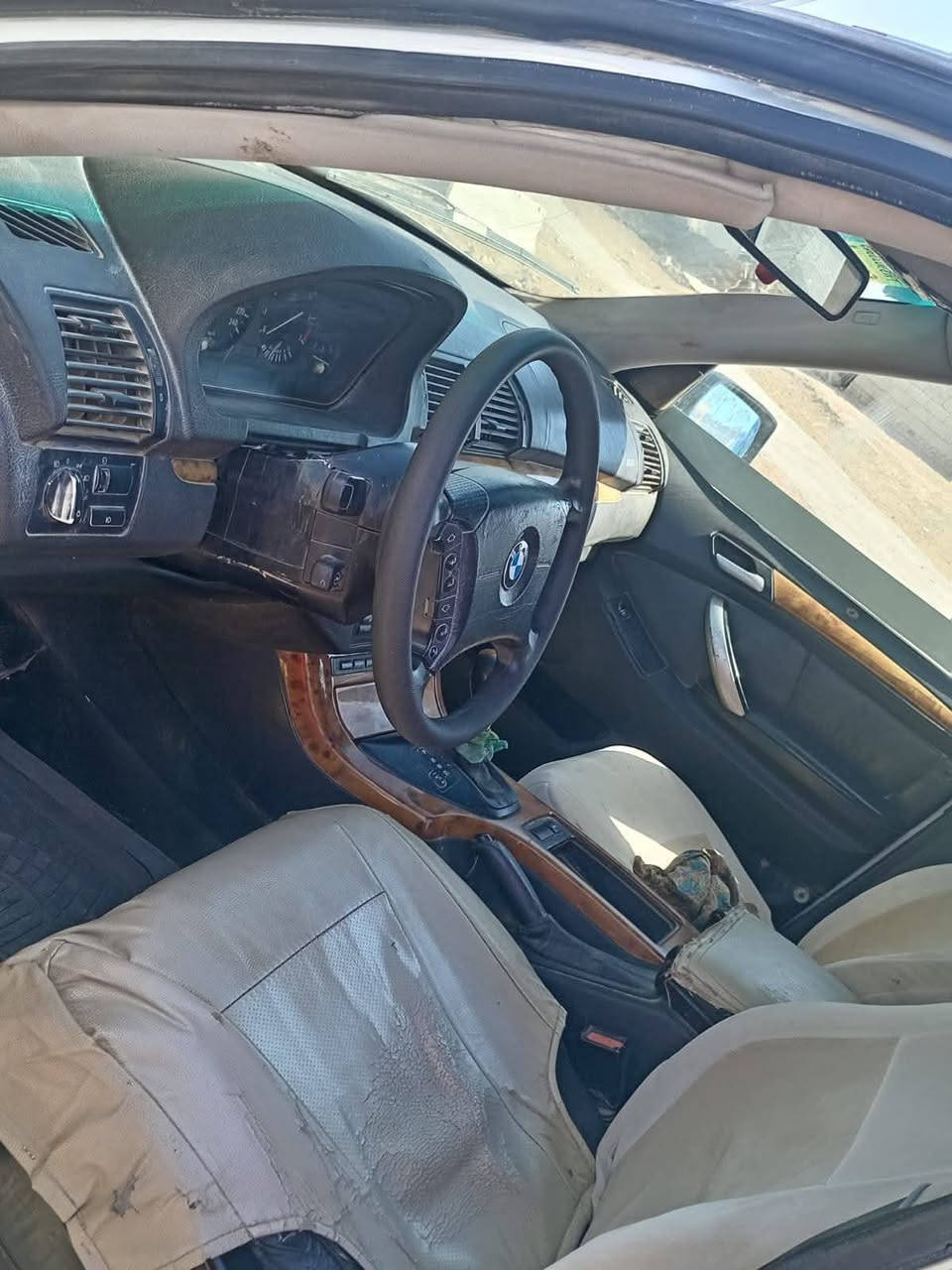 السلام عليكم  BMW  x5 موديل ٢٠٠٣ محور ملكه vvt2500  رقم السياره أربيل السنويه ساقطه مكان السياره ديوانيه مركز وصاحب الوكاله ايضا ديوانيه وعنده وكاله مطلقه بالسياره بدون شطب او اي شي السياره ما عليها لا  علامة حجز ولا غرامات السعر ٤٠ ورقه وهذا رقمي وبي واتساب  ***********
