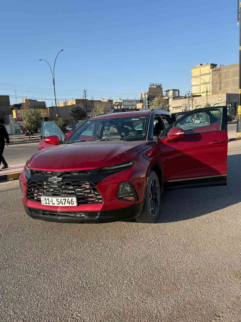 السلام عليكم بليزر 2022 للبيع Rs فول ماعدا البانوراما ب 170 سته سلندر قفل مكاني نجف 
محرك: 6 سلندر V6 سعة 3.6 لتر

القوة: 308 حصان

القير: أوتوماتيك 9 سرعات

الدفع: أمامي / رباعي AWD

أداء قوي وثابت على الطريق

5 وضعيات قيادة 

Sport + 2WD + 4WD + off road + سحب مركبة او كرفان

2️⃣ الشكل الخارجي

فئة RS الرياضية

جنوط 20 إنش سوداء

شبك ولمسات سوداء رياضية

تصميم رياضي وجذاب

3️⃣ الداخلية والراحة

تحكم كهربائي بالمقاعد

تشغيل بصمة 

مكيف أوتوماتيك مزدوج

مقود جلد متعدد الوظائف

كشنات تدفئة + ستيرن تدفئة

4️⃣ الشاشة والنظام

شاشة لمس 8 إنش

Apple CarPlay & Android Auto

بلوتوث + Wi-Fi

نظام صوتي ممتاز

5️⃣ أنظمة الأمان

تحذير النقطة العمياء

تنبيه خروج المسار

تحذير التصادم الأمامي

فرملة طوارئ تلقائية

كاميرا خلفية 

6️⃣ المساحة

5 ركاب براحة تامة

صندوق خلفي واسع

مناسب للعائلة والسفر

7️⃣ استهلاك الوقود

اقتصادي بالنسبة لمحرك 6 سلندر


**إذا كنت صاحب هذا الإعلان وتريد حذفه لأي سبب، رجاءا أرسل رسالة إلى الدعم الفني**