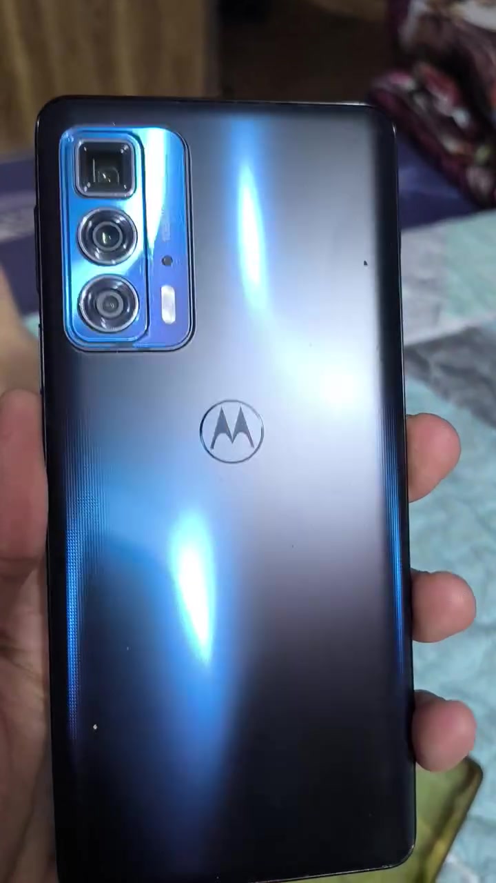 الجهاز: Motorola Edge 20 Pro (موتورولا إيدج 20 برو).
الذاكرة والتخزين: 256 جيجابايت مع 12 جيجا رام (أداء وحش وخفيف جداً).
المعالج: Snapdragon 870 (يشغل أقوى الألعاب بسلاسة تامة).
الشاشة: OLED بمعدل تحديث 144Hz ألوان خرافية وسلاسة تامة.
الكاميرا: 108 ميجابكسل مع تقريب بصري حقيقي 5x (زوم احترافي).
النظام: نظام رسمي مستقر ومحدث لأندرويد 13 (جهاز رسمي 100% غير ملعوب بالسوتفوير ومقفل بالكامل).
​حالة الجهاز:
الجهاز نظيف جداً من ناحية الشكل الخارجي والشاشة (هاردوير ممتاز وبدون أي عيوب أو كسر).
​السعر المطلوب: [275,000 دينار عراقي]قابل للمعاملة
المكان: بغداد: البلديات: قرب إذاعة العهد.
للتواصل والاستفسار: يرجى المراسلة على الخاص.او على الرقم ***********
​ملاحظة: جميع أغراضه والعلبة والحافظة متوفرة، والجهاز يدعم سرعة شحن 67 واط يعني من 15 إلى 30 دقيقة يشحن 100%.
