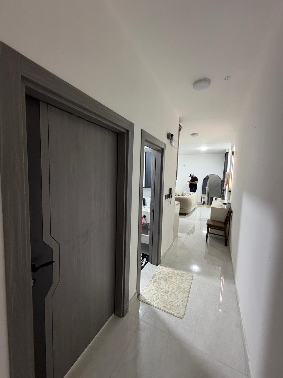 شقة للبيع أو للإيجار في الكرادة – موقع مميز 🔥
📍 العنوان:
الكرادة – ساحة كهرمانة، بصف فندق الماس
يبعد عن جسر الطابقين ٥دقايق
▪️ البناء: 2026 (بناية حديثة)
▪️ تتكون من: غرفتين نوم + صالة
▪️ فول أثاث (مؤثثة بالكامل)

مميزات البناية:
✔️ سكيورتي
✔️ خدمات متكاملة
✔️ كهرباء 24 ساعة
✔️ بارك للسيارات

موقع مميز وقريب من جميع الخدمات والمطاعم والأسواق.

📞 للاستفسار:

***********
🔔 ملاحظة:

إذا عندك عقار او (شقة،بيت،فيلا،مزرعة)للبيع أو للإيجار وتحب نسوّقها ونوفرلك زبون جاد، تواصل ويانه وإن شاء الله نكون عند حسن الظن.
