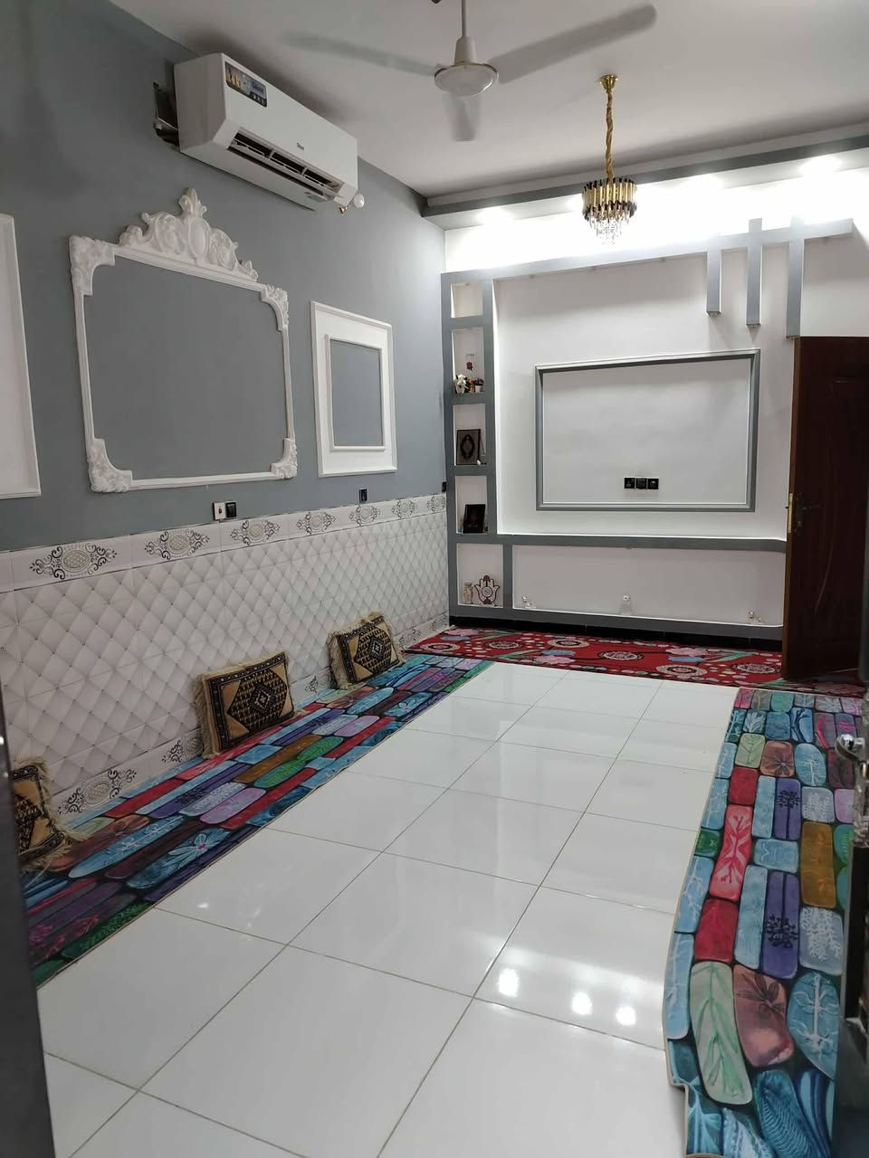 السلام عليكم بيت للبيع في الديوانيه حي الوحده قرب مركز شرطه حي الوحده البيت نقصه ستاره وبيتونه والبيت ما مطلوب السعر 60 وبي مجال الرقم للتواصل ***********
