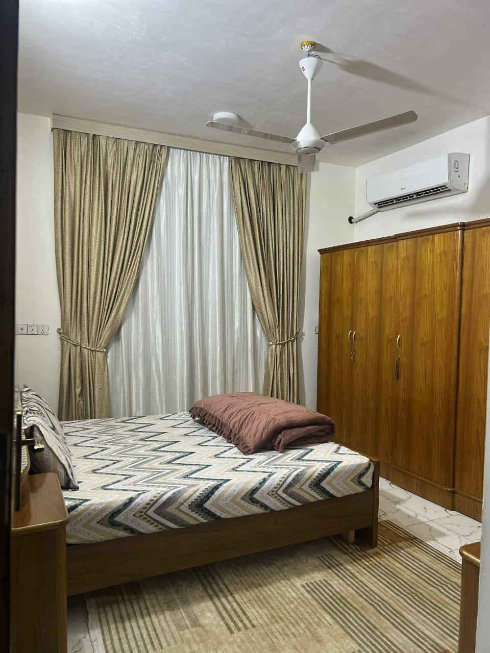 السلام عليكم عندي دار للبيع المساحه الكليه 200 مترطابقين  طابو زراعي سند 25 تحويل مباشر باسم المشتري متوفره كل الخدمات حي الجزائر بناء حديث وجديد سعره 160 وبي مجال #الاستفسار  اتصل على رقم‏‪***********‬‏
