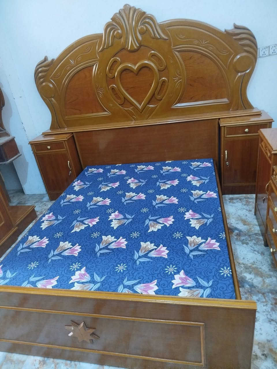 غرفه أم سته تزكام للبيع 
ضهر جرجوبه 
سعر 1150
العنوان العزه القديمة 
***********
