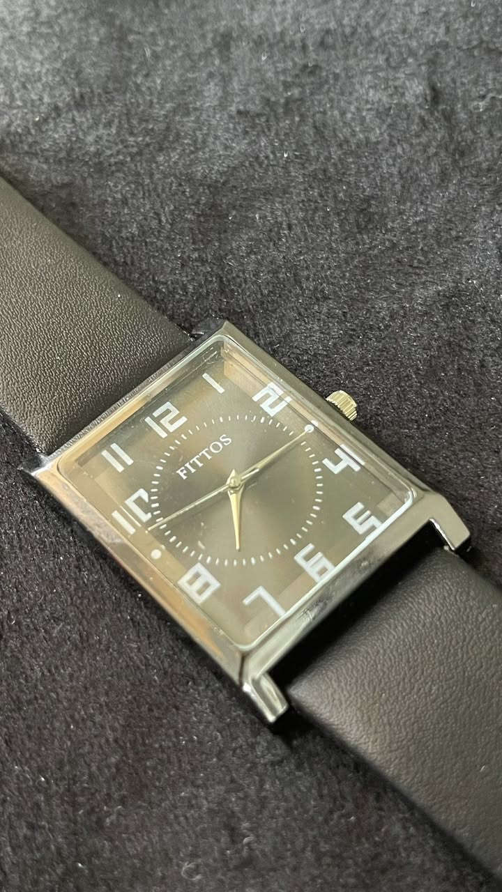 ⌚️ ساعة FITTOS
ستايل مرتب وفخم يليق بكل لبسة 😎

🖤 مينة سوداء ويا سير جلد أسود
✨ تصميم مربع يخبل ويطي هيبة باليد
🔥 خفيفة ومريحة للاستعمال اليومي

إذا تريد ساعة بسعر مرتب وشكل فخم، هاي اختيارك 👌
للأنيقين وبس 😏
رقم لاعتماد 

***********
