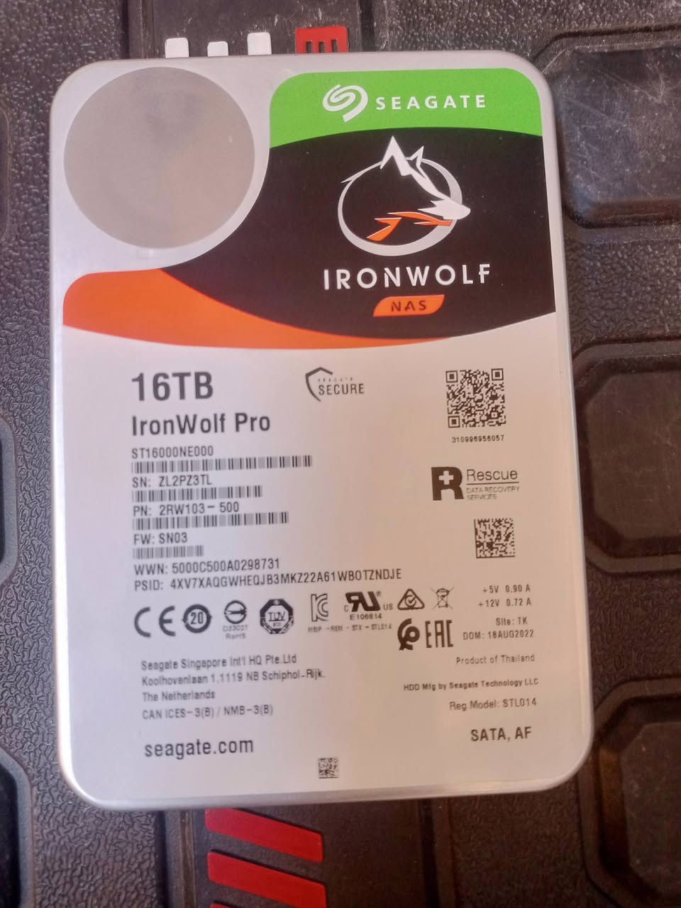 السلام عليكم
هارد 16 تيرا بايت اخو الجديد مستخدم قليل جدا فقط فحصته
 hdd 
البراند كما وضح بالصوره
السعر بالخاص 
التواصل *********** واتس اب + ماسنجر
