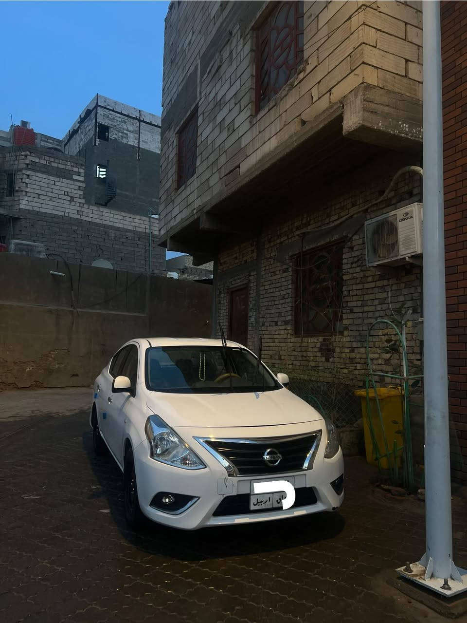 سلام عليكم نيسان صني 2021 هندي اصل بيها مدكر مبدل (تفصيخ) نفس درجه اللون  بلادي وبيها بارد مكان او مكانين رقم اربيل القديم سنويه تنتهي شهر 9 سياره حلوه ونضيفه كشر محرك كير تبريد حداده تخم تاير ماشيه 160 حقيقي 
*********** مكان سياره بصره

