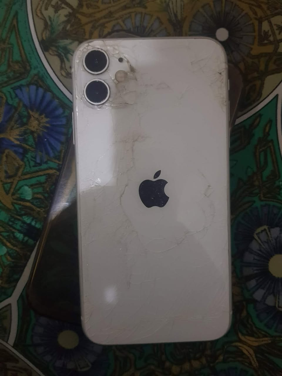 للبيع ايفون 11عادي مامفتوح جهاز نضيف بس ضهره مكسور  فقط مكاني كربلاء الحر ***********
