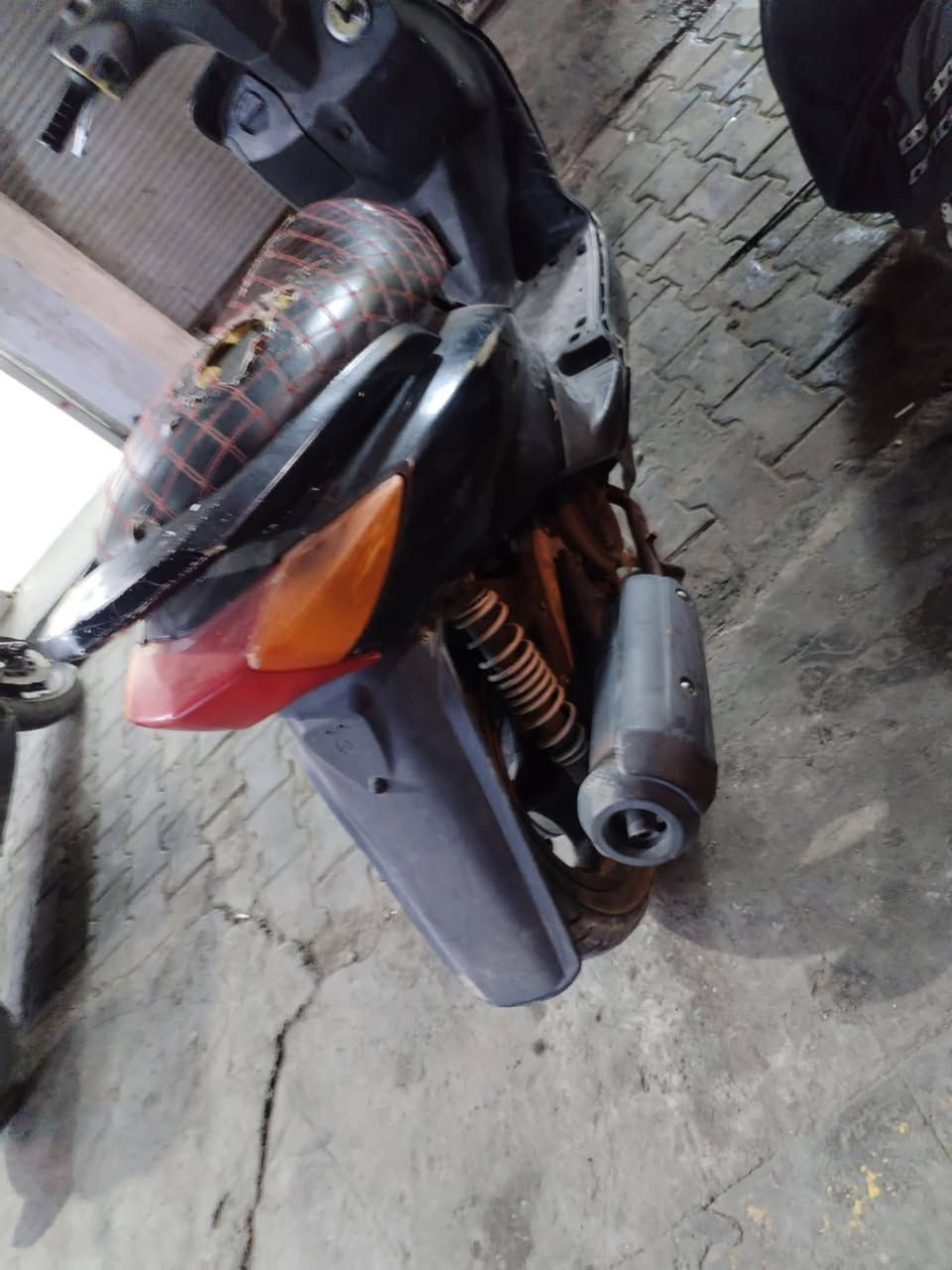 السلام عليكم دراجه للبيع المكينه مكفوله بيه نواقص بسيطه ودواسه رجل وبريك خلفي دراجه نضيفه خير من الله مكاني الحريه  ***********
