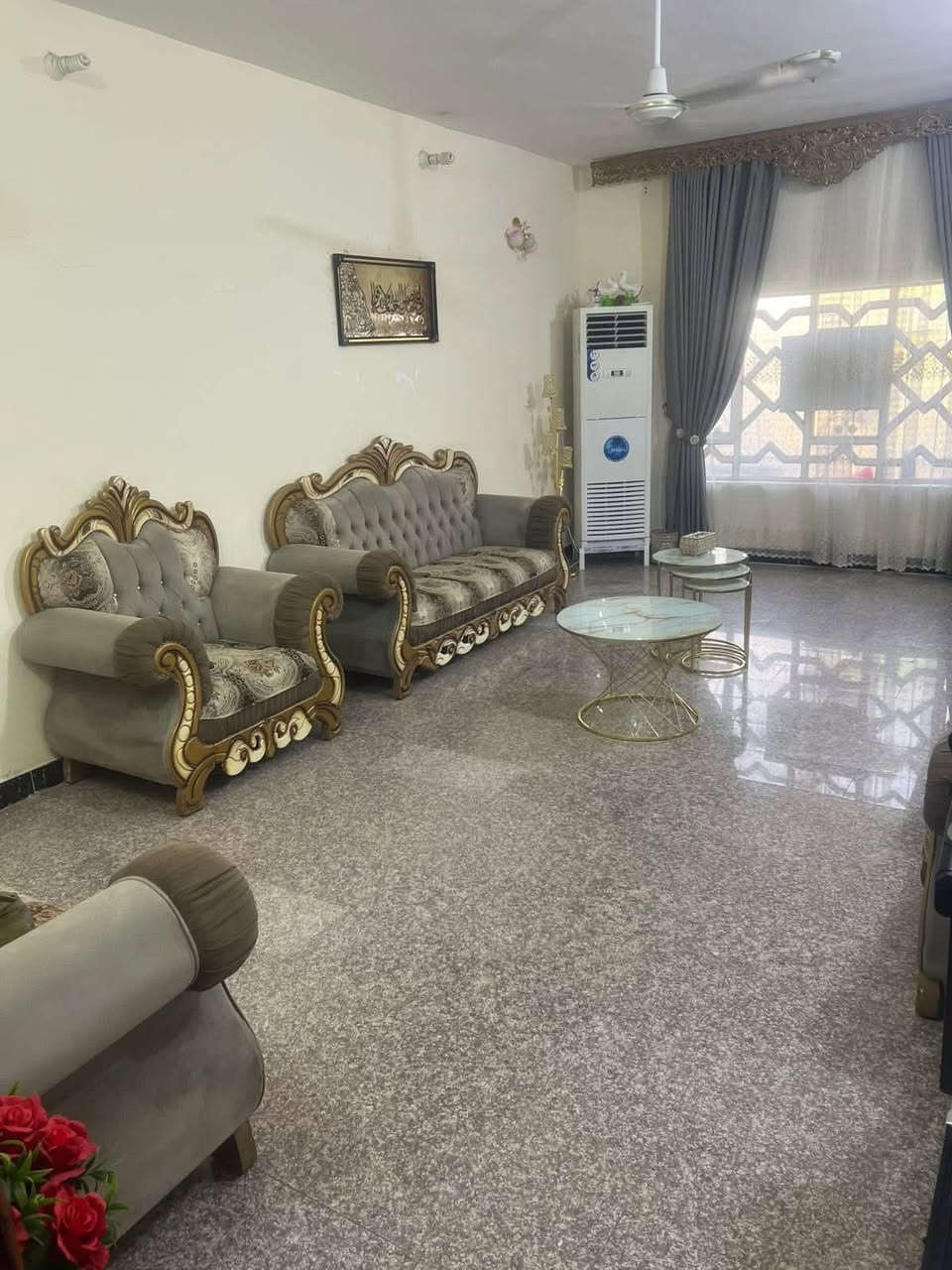 دار سكن طابو صرف في ( حي الأمير ) 
ثاني فرع في شارع بيت ( سيد جابر ) 
مساحة ٢٥٠ م - بناء طابوق - سقف صب كونكريت 
شارع عرض ١٠ م - استقبال صالة مطبخ +غرفة نوم واحدة + صحيات داخلية عدد2
جميع الخدمات  متوفرة  - مجاري - صب - 
( تبليط قد الأنشاء ) 
( يرهم مراوس مع قطعة في حي الامير )

للاستفسار مراجعة مكتب غازي للعقار   
واسط - الزبيدية - قرب أفران المائدة  *********** 
***********
