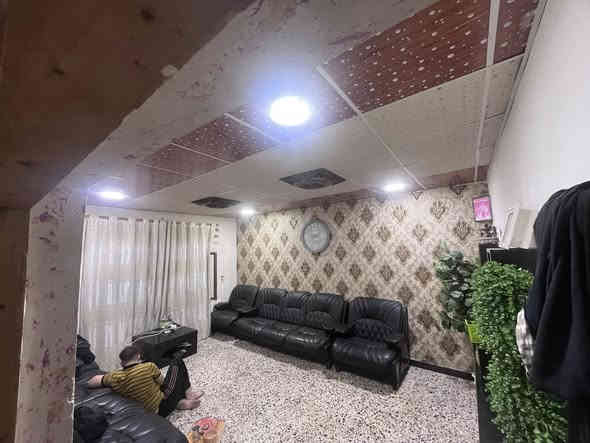 بيت 🏠 للبيع  بغداد الغزاليه.   مساحه ٢٨٠يحتوي عله ٥غرف نوم  زائد مطبخين وكل غرفه بيهة سويت وحديقه رقم ***********
