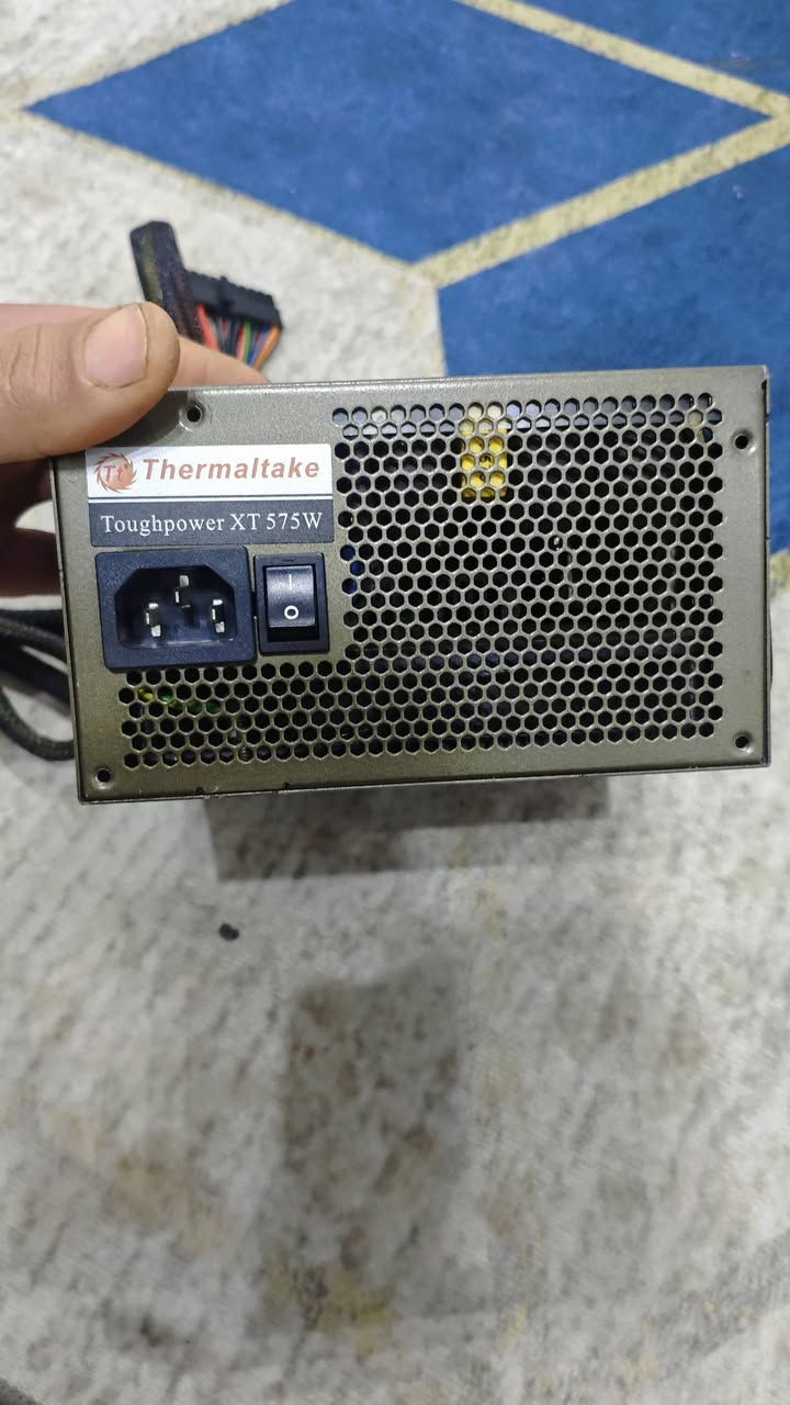 سلام عليكم مزود طاقه (باور سبلاي)السعر ٤٠ الف للعلم الجهاز كله نحاس مكاني كربلاء توصيل
هذا المنتج هو مزود طاقة (Power Supply) للكمبيوتر من نوع Thermaltake Toughpower XT. 
القدرة الكهربائية: متوفر بقدرات مختلفة مثل 775 واط أو 875 واط اعتمادًا على الطراز الدقيق. 
التبريد: يحتوي على مروحة تبريد مقاس 140 ملم لتوفير تدفق هواء هادئ وفعال. 
التصميم: يتميز بتصميم معياري (Modular) لإدارة الكابلات بشكل أفضل داخل كيس الكمبيوتر. 
الحماية: يوفر حماية متعددة مثل الحماية من الجهد الزائد، والتيار الزائد، والدارات القصيرة لضمان سلامة المكونات.


**إذا كنت صاحب هذا الإعلان وتريد حذفه لأي سبب، رجاءا أرسل رسالة إلى الدعم الفني**