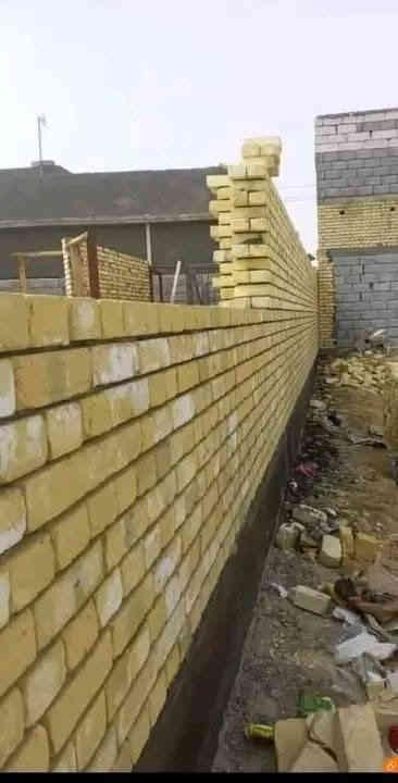 الرزق الحلال يكسر الظهر لكنه يجعلك تعيش مرفوع الرأس" تعني أن كسب الرزق الحلال قد يكون شاقًا ومتعبًا جسديًا (يكسر الظهر)، لكنه يمنح صاحبه كرامة وعزة نفس (مرفوع الرأس)، فلا يضطر للانحناء أو الذل، ويعيش حياة شريفة برغم قلة المال أو صعوبة العمل، على عكس الرزق الحرام الذي قد يكون أسهل لكنه يذل صاحبه، وهذا المعنى شائع في الثقافة العربية والتعاليم الدينية التي تقدس العمل الشريف والعفة، ويشير إلى أن العزة النفس أغلى من أي مال حرام، مشيراً إلى أن الرزق الحلال يرفع صاحبه عند الله، ويجعله مستقيمًا، وهذا المعنى يتوافق مع أقوال علماء كنجيب محفوظ وغيره, ويُنسب هذا المفهوم بشكل متكرر للأديب نجيب محفوظ وأمثال أخرى من الأدباء والمفكرين. صادق البديري شغلي واحد بل يوميه وعل دبل ولماعنده وحاير بي خير ودلل ***********
