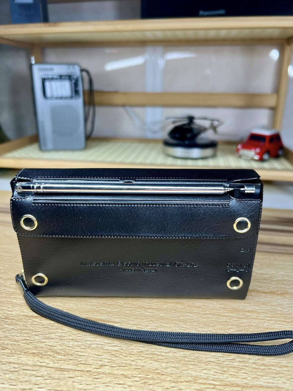 بعد اذن الآدمن
بهذا الراديو كان الليل أطول و الصوت أصدق و كانت الأغنية تدخل البيت بدون استئذان
ان بعض الأشياء تنسمع بالقلب قبل الأذن
راديو ناشيونال ياباني الصنع ١٩٧٠
يعمل على بطاريات قلم عدد ٢ او محولة خارجية ٣ فولت غير مرفقة معه
٩ موجات Fm-Mw-Sw(1-7)
حافظة جلد اصلية 
للحجز مراسلة الصفحة او مراسلة واتساب على الرقم ***********
#الجميع
#راديوات_انتيكة
#راديو_قديم
#راديو_نادر
#تحف_وانتيكات
#انتيكات
‏#VintageRadio
‏#AntiqueRadio
#هواة_التحف
#بيع_وشراء
#العراق
