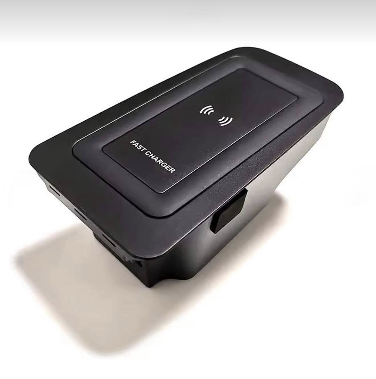 شاحن سيارة لاسلكي مخصص لطرازات فولفو (مثل XC90، XC60، S90، V90، S60، V60). 
نوع المنتج: لوحة شحن لاسلكي سريع للسيارة.
القدرة: يصل إلى 15 واط، أو 10 واط بحسب الموديل.
التوافق: مصمم ليتناسب مع كونسول سيارات فولفو المحددة.
المميزات: شحن سريع وآمن، ويدعم معيار Qi للشحن اللاسلكي

السعر : ١٧ الف.
للاستفسار: ***********
