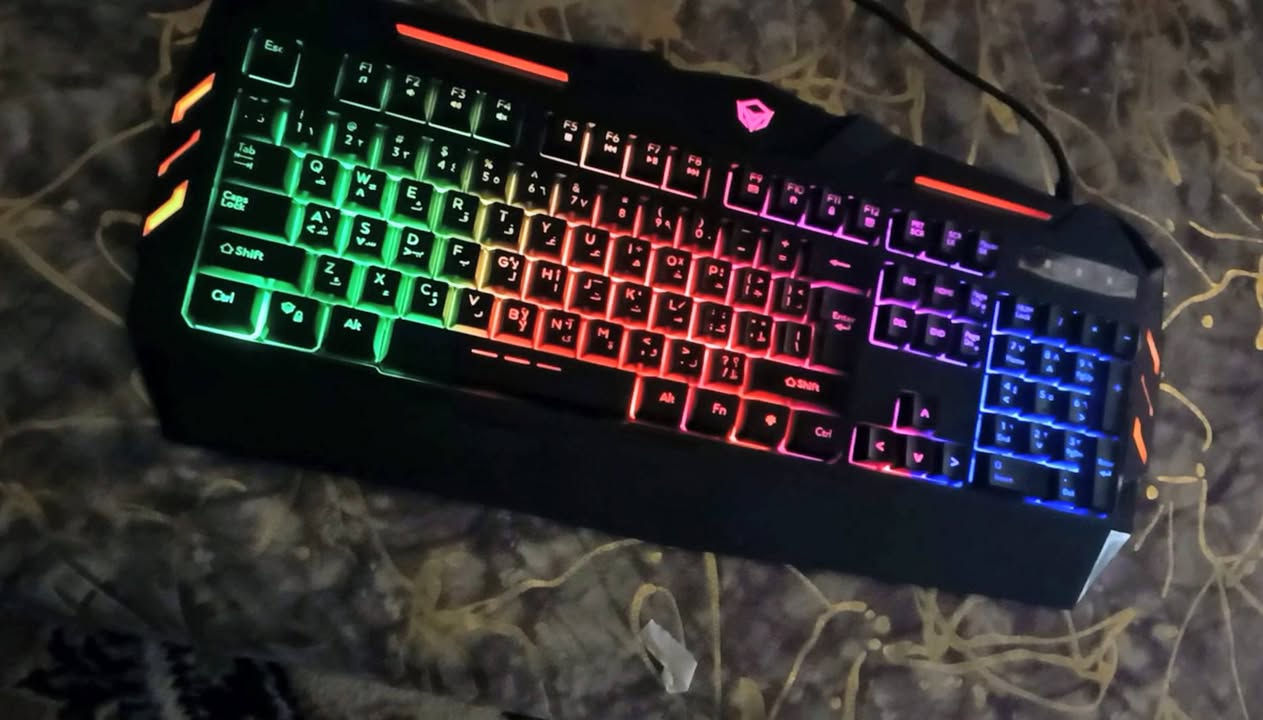 📌 للبيع: كيبورد ماركه E-YOOSO 
📍المواصفات 
. كيبورد سلكي (USB) 
. اضاءة (RGB) متعددة الألوان
. حروف عربي + انكليزي 
. حجم كامل(Full Size) مع لوحه ارقام 
. مناسب للألعاب والعمل ودراسه 
📍حاله الجهاز ممتازه /نضافه 95%
. السعر 30 
. ***********/ واتساب
