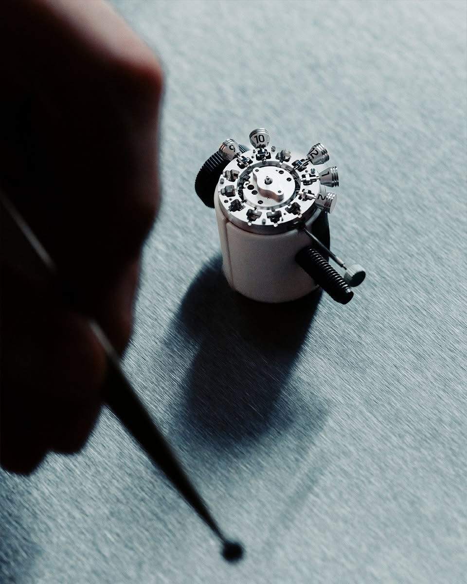 Full speed ahead.​

A convergence of 274 components, the new TAG Heuer Monaco Speed 12 channels the adrenaline of the racetrack into the precision of high-end watchmaking. ​

Inspired by legendary 12-cylinder engines, its 12 rotating markers are shaped like pistons, while the central grooves of the dial mimic the engine covers of high-performance cars. As the minute hand completes a full rotation around the dial, a precise sequence unfolds: one piston returns to its initial position, while the following one executes a precise 90-degree turn, resulting in a dynamic display of time and a striking balance between watchmaking tradition and avant-garde design.​

tag.hr/MonacoSpeed12

#TAGHeuer #TAGHeuerMonaco


**إذا كنت صاحب هذا الإعلان وتريد حذفه لأي سبب، رجاءا أرسل رسالة إلى الدعم الفني**
