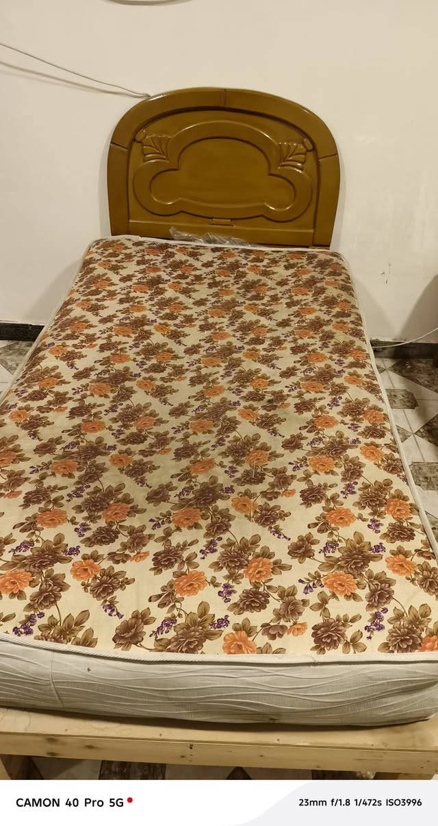 سلام عليكم غرفه
تحوي عله سريرين وكنتور كامله مكمله ومابيها ايشي جديده خشب كامله مكاني نجف شارع مجمعات سعرها 200 
رقم التواصل ***********
