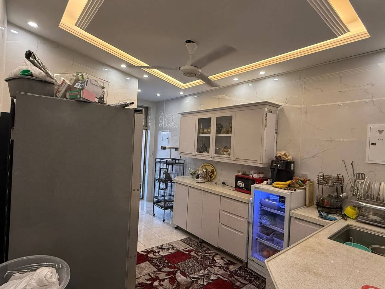 السلام عليكم                                                              
البيت للبيع  المساحة 150 متر واجهة 6 ونزال 25 
طابق ونص  يحتوي على غرفتين نوم وخدمات 
العنوان حي الحسين  قرب سياج الامن القومي

هــ ***********
