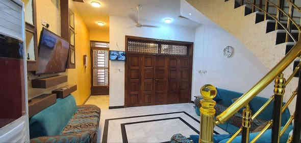 🏠 بيت للبيع – حي العامل / المنطقة الأولى (جهة حي المعلمين).. بيع فقط نقد او مبادرة
📍 موقع استراتيجي ومميز:
قريب من مستشفى الولادة
قرب مركز حي المعلمين
قرب مدرسة ابن حيان الابتدائية
مقابل ساحة الرافدين التي يجري العمل على إنشائها كمنتجع عصري
المنطقة حيوية وقريبة من الأسواق والعيادات والخدمات الأساسية
🔹 المساحة: 125 م² – طابقين (الطابق الثاني هيكل قيد الانشاء) 
🔹 المواصفات:
الطابق الأول.. 
كراج يتسع لسيارة + حمام خارجي
استقبال مفتوح على الصالة مع فاصل باب خشبي دفتري
مطبخ بارد + منور سيراميك (مطبخ حار)
حمام (مجمع صحي) 
غرفة نوم
الطابق الثاني (قيد الانشاء) .. 
١. غرفة كبيرة امامية تطل ع الشارع
٢. سويت (غرفة كبيرة + حمام(مجمع صحي) )
٣.  سطح 
✨ مميزات البناء:
بناء درجة أولى 
أرضيات مرمر وكرانيت
أبواب قاصة تركي
ديكورات جدارية وسقفية حديثة
📞 للتواصل: ***********
                   ***********
