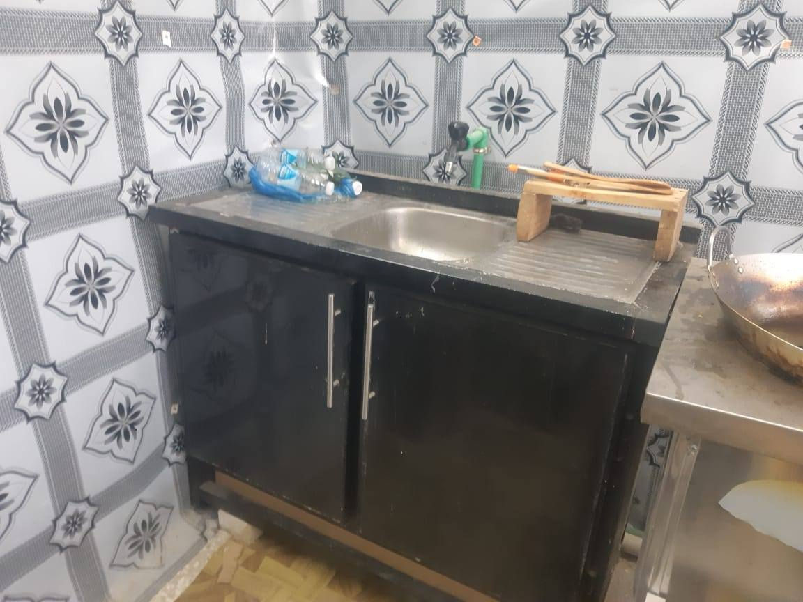 السلام عليكم عارضه براد جديده استخدام شهر فقط وسنك وميز وعارضه زجاجيه وطباخ قلي فلافل بسعر مناسب جدا للتواصل ***********
