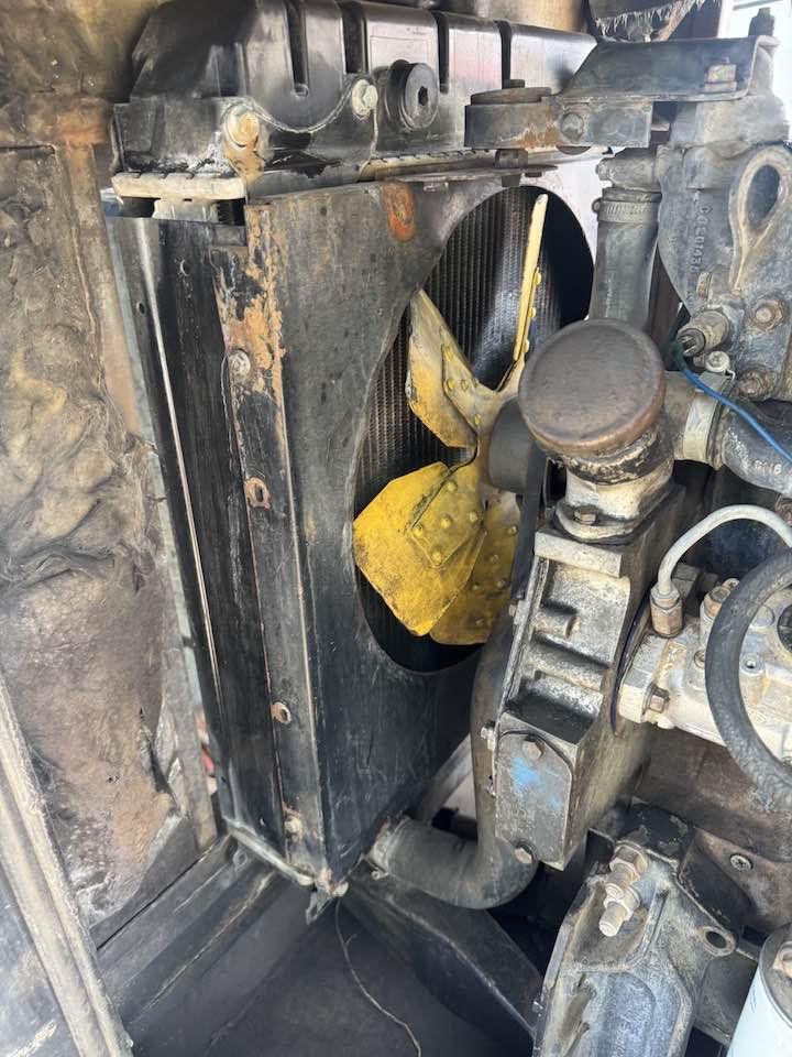 السلام عليكم 
مولد 27 كيفي بيركنز  حجم 91 نضيفه جدا 28 ورقة الاتصال على الرقم *********** واسط تاج الدين
