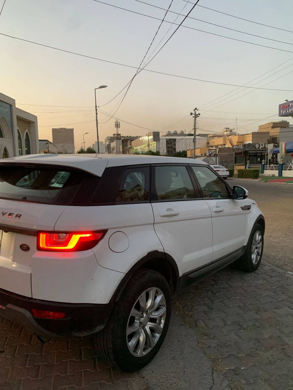 Range Rover.  #246
Evoque 2017 
سفری شریکەی سردار 
نیو مواسفات 
بێ سبوغ ، بێ لێدران 
بێ ناوگرتن ، بێ ئێڕباگ 
تەنها دەعامی سبوغ 
ڕەقەم سەنەوی کۆن 
ڕۆیشتن / ٩٠ هەزار کم 
مەکینە V4 کەپس 
گێڕی بیلاد گۆڕاوە 

نرخ / 160 ورقە
شوێن / هەولێر
*********** واتساب
*********** واتساب أربيل, العراق
