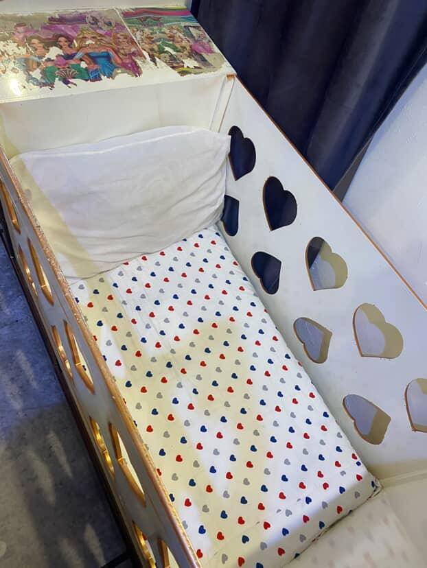 للبيع جربايه طفل نضيفه كلش بدون كسر نجاره ثكيله السعر ٧٥ وبيها مجال ***********
