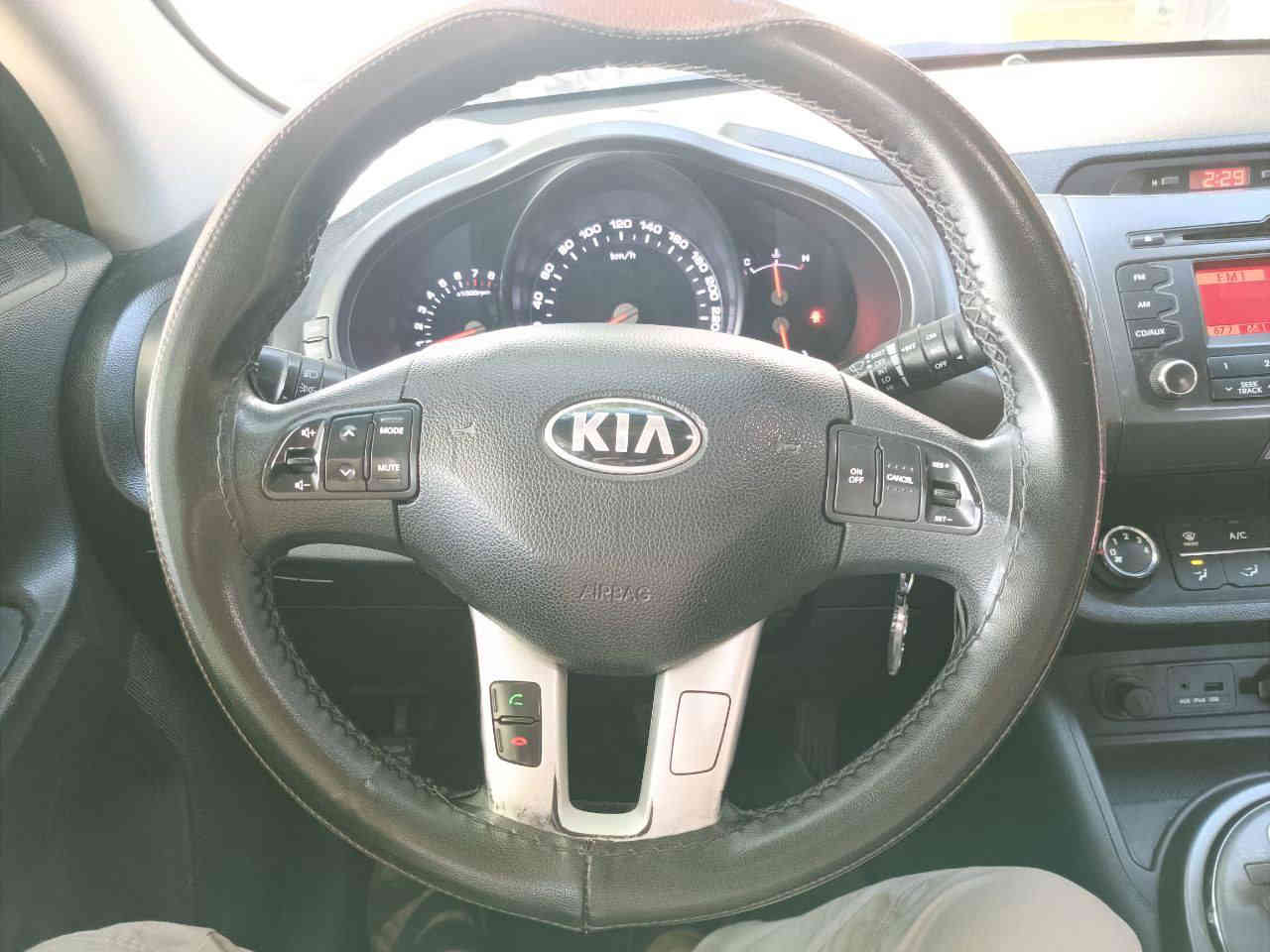 السلام عليكم
سبورتج ٢٠١٣ مواصفات خليجية
بانوراما
محرك 2000 .  دوش
السيارة مكفولة من التبديل والصبغ
سونار المندلاوي . مرفق مع الصور
كير محرك تبريد كهربائيات . كل نقص مابيها
ماشية ١٩٠
بيها بارد فقط مؤسر بالسونار
هزة جديدة
سنوية جديدة
تحويل مباشر
سيارة بأسمي
السعر ١٤٥  قفل .
ه/ ***********
البياع . ابو مريم
