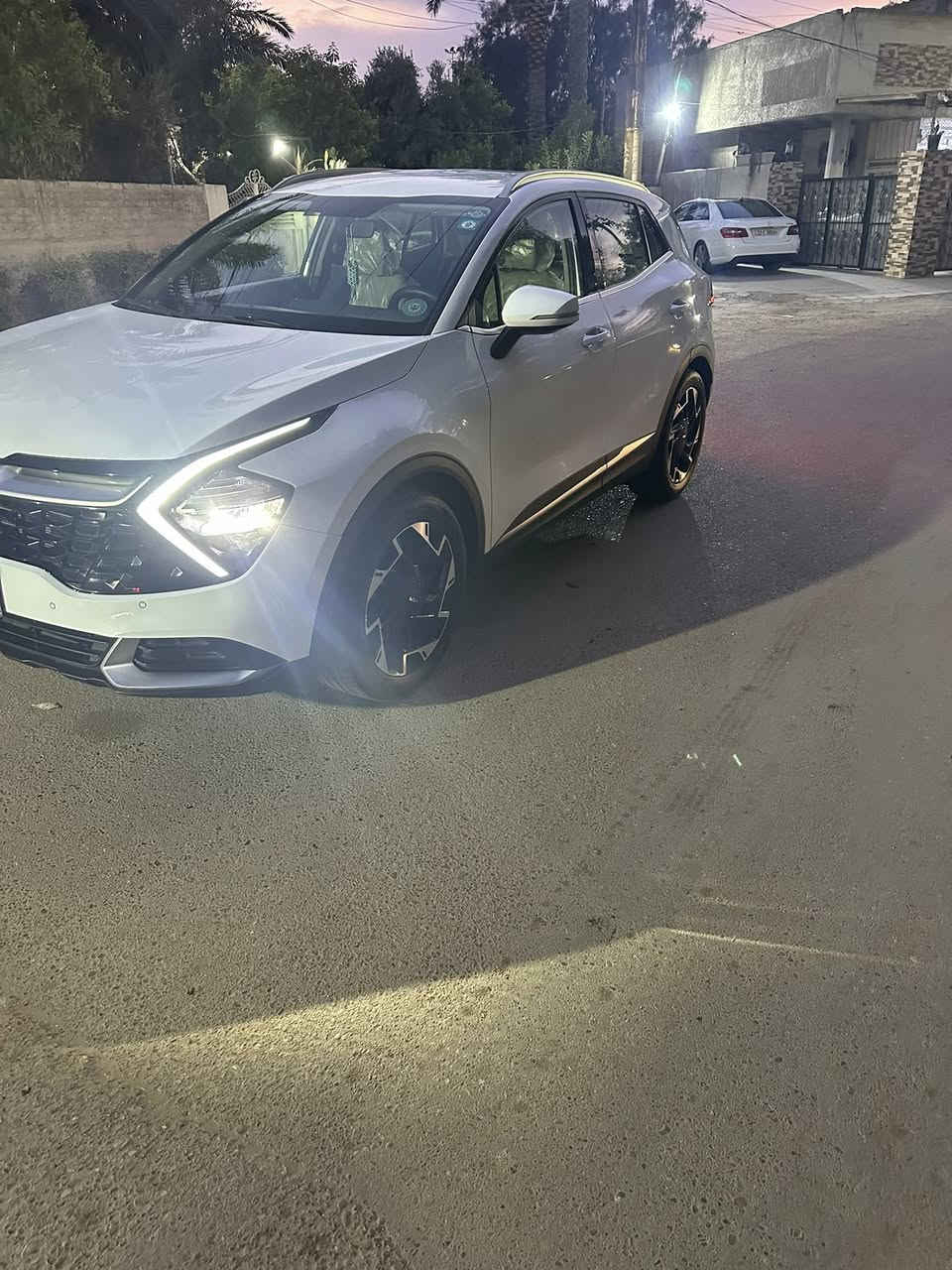 السلام عليكم سبورتج للبيع موديل 23 خليجي كفالة عامة مواصفات بصمة  تشغيل ع بعد بصمة ابواب مري شفط اشاير مري لد امامي خلفي بعد هواي مواصفات السيارة ماشية 28 تحويل مباشر موبايل ***********      أو *********** عنوان بغداد السعر 210 ويها مجال بسيط
