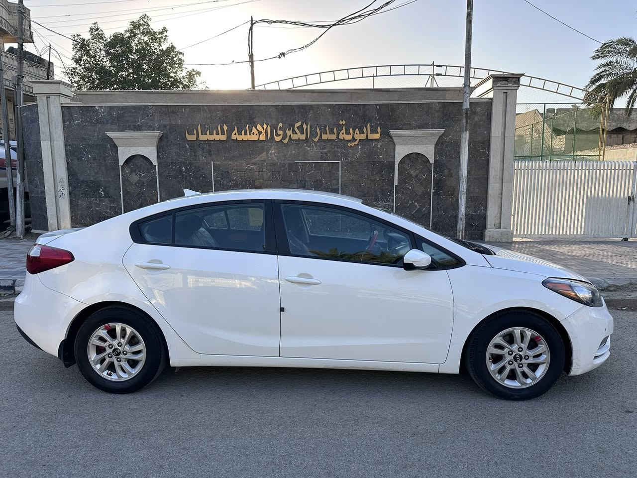 كيا فورتي 2016  وارد امريكي  جايبه كلين من امريكا  وبالعراق صار بيها صبغ 6 قطع  بدون دواخل. محرك وكير كفاله ، محرك 1800 دوش ،كير AT ,صدرها خير من الله . تخم تاير جديد . مدوشمة وجاهزه . تبريد ثلج .  رقم انكليزي باسمي وهزه جديده . السعر  92$ وبيها مجال للشراي . مكاني بغداد  الاتصال على الرقم ***********
