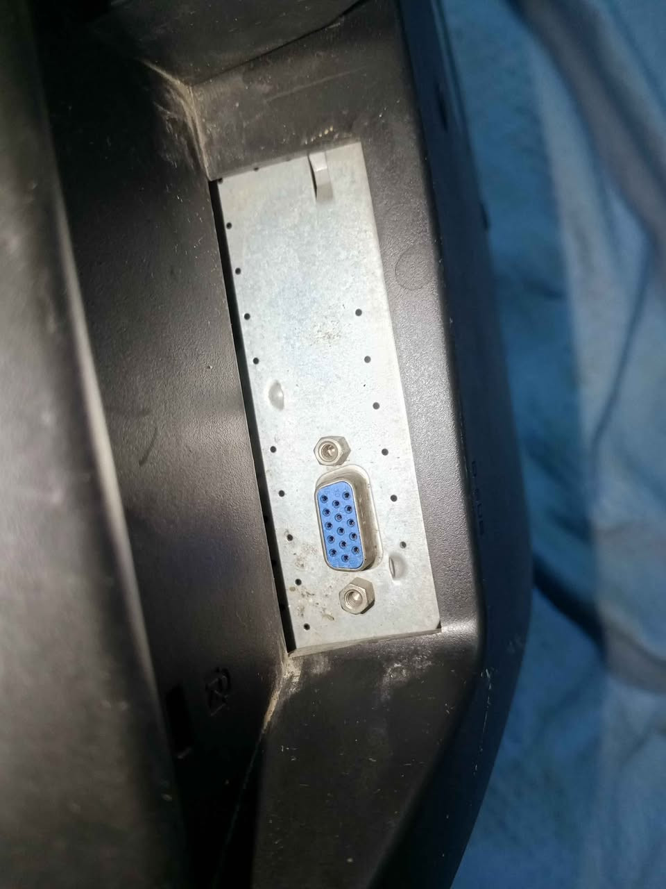شاشات للبيع حجم 19 وحجم 17 للبيع شغال سعر 20الف  فاتحة VGA فقط للقطعه مع كيبل بور فقط اتصال او واتس اب *********** أو *********** الشاشة الكبيرة حجم 24 أو 27 دوارة حديثة كل الفتحات  بيها  hd بس عاطلة ابيعها 25 بغداد, العراق
