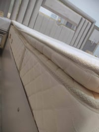 دوشك سفنج رقم واحد وبي ضمان 5 سنوات  الطول 200 والعرض 180  ملاحضه اني ...