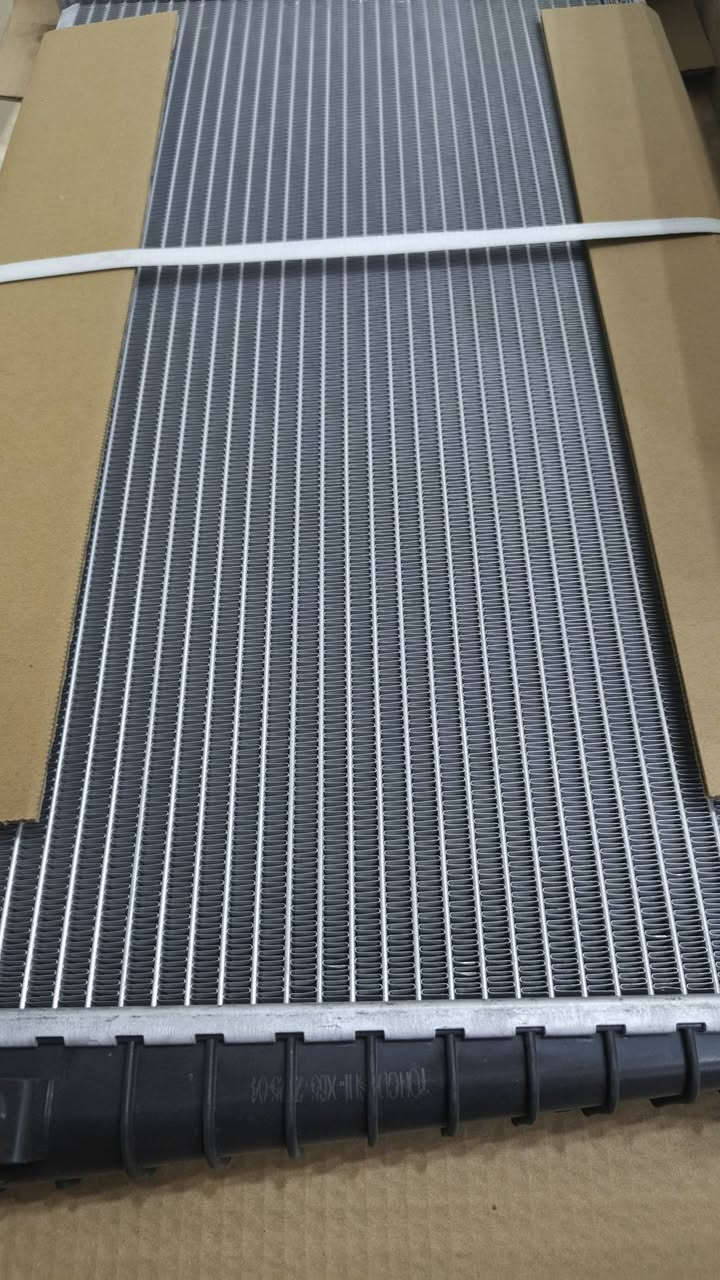 يا هلا بيكم يا أهلنا الطيبين بصفحة ادوات الربيعي! 🚗

بجونا الحار بالعراق، الراديتر هو قلب سيارتك النابض اللي يحميها من الحرارة الزايدة. حتى تظل سيارتك باردة وتخدمك أطول فترة، جبنالكم أهم النصائح الي تفيدك:

نصائح ذهبية للحفاظ على راديتر سيارتك:

1. چيك المي (سائل التبريد) باستمرار: كل فترة، افتح غطاء الراديتر (من تكون السيارة باردة طبعاً!) وشوف مستوى المي. لازم يكون بين علامة الـ MIN والـ MAX. نقص المي يعني مشكلة! 💧

2. استخدم مي تبريد أصلي (مانع تجمد): لا تستخدم مي الحنفية العادي! مي التبريد الأصلي (أو ما يسمى بالـ 'كولنت') بي مواد تحمي الراديتر من الصدأ والتآكل وتخليه يشتغل بكفاءة أعلى. اسأل ادوات الربيعي عن أفضل الأنواع! 🧪

3. نظف الراديتر دورياً: الأوساخ والأتربة تتجمع بالراديتر وتخلي كفاءته تقل. لازم تنظفه كل فترة عند فني مختص حتى يضمنلك جريان المي بشكل صحيح. 🛠️

4. انتبه للتسريبات: شوف جوة السيارة الصبح، اكو بقع مي؟ چيك الخراطيم (الهوزات) والمشابك (الكلامبات) مال الراديتر. أي تسريب صغير ممكن يسوي مشكلة جبيرة. 🕵️‍♂️

5. تأكد من عمل المروحة: مروحة الراديتر هي صديقك الوفي بالصيف. تأكد دائماً إنها تشتغل بشكل صحيح وتبرد المي. إذا سمعت صوت غريب أو شفت حرارة السيارة صعدت، ممكن تكون المروحة بيها شي. 🌬️

6. غير الثرموستات عند الحاجة: الثرموستات هو اللي ينظم حرارة المحرك. إذا عطل، ممكن يخلي السيارة تحمى بسرعة. استبدله إذا حسيت اكو مشكلة. 🌡️

**تذكروا دايماً:** صيانة الراديتر مو بس تحافظ على سيارتك، بل توفر عليك مصاريف تصليح جبيرة بالمستقبل. 

راسلونا بادوات الربيعي تلكون كل اللي تحتاجوه لصيانة سيارتكم، ومنتجات أصلية ومضمونة! 

#ادوات_الربيعي #صيانة_سيارات #راديتر #العراق #نصائح_سيارات #تبريد_المحرك


**إذا كنت صاحب هذا الإعلان وتريد حذفه لأي سبب، رجاءا أرسل رسالة إلى الدعم الفني**