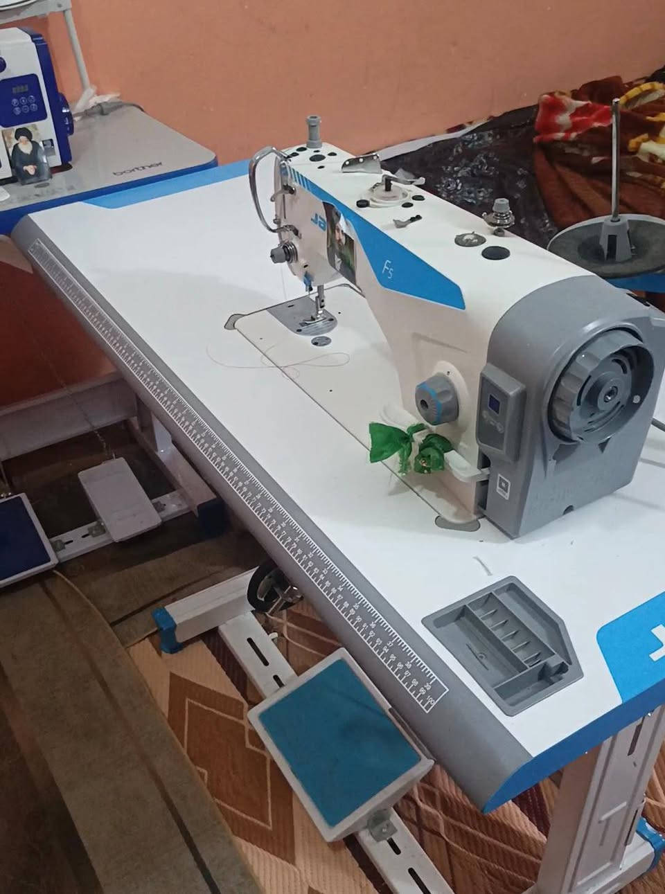 مكاينه خياطه جديد مستعمل اسبوع واحد نوعه المكاين افوره جاك والثانيه جاك السعر خاص
التواصل عله رقمه ***********

