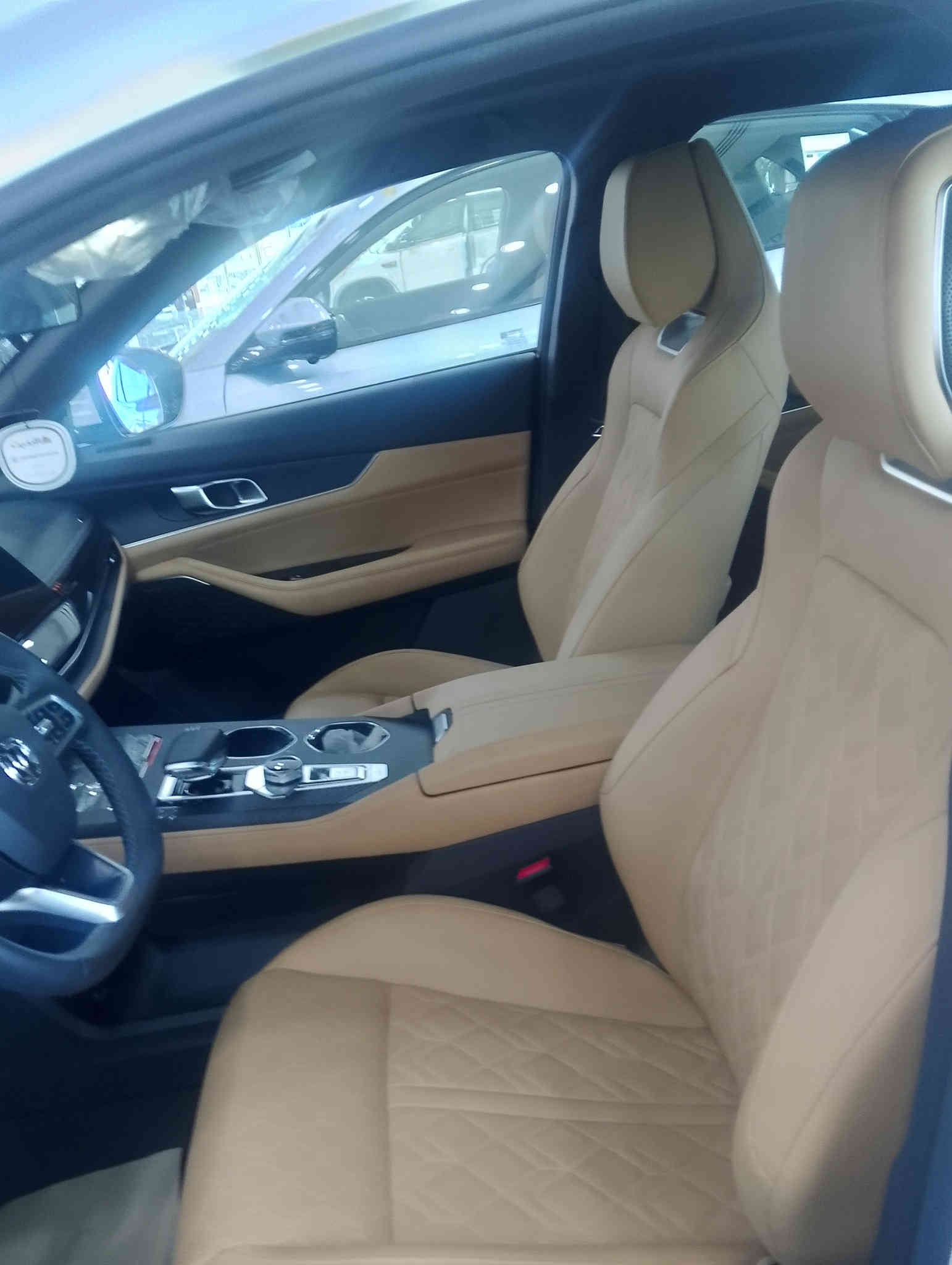 يونيكي" تشير عادة إلى طرازات Changan UNI-K أو Lynk & Co 01/001 (التي تختلف حسب السوق)، وكلاهما سيارات دفع رباعي مدمجة إلى متوسطة الحجم تركز على التصميم الجريء والتكنولوجيا المتقدمة. 
شانجان UNI-K 
تتميز شانجان UNI-K بتصميمها المستقبلي ومقصورتها الداخلية الفاخرة، وتوفر أداءً قوياً. 
المحرك والأداء:
تتوفر عادة بمحرك بنزين تيربو سعة 2.0 لتر 4 أسطوانات يولد قوة تصل إلى 229 حصاناً وعزم دوران 390 نيوتن متر، متصل بناقل حركة أوتوماتيكي من 8 سرعات.
يأتي بنظام دفع أمامي أو دفع رباعي (AWD) حسب الفئة.
التصميم والتكنولوجيا:
تصميم خارجي جريء بمصابيح LED رفيعة ومقابض أبواب مخفية.
مقصورة داخلية متطورة بشاشات ذكية كبيرة، بما في ذلك شاشة عدادات رقمية وشاشة ترفيه مركزية.
المميزات:
توفر مجموعة شاملة من أنظمة مساعدة السائق المتقدمة (ADAS)، مثل مثبت السرعة التكيفي والمساعدة في الحفاظ على المسار.
تصميم داخلي واسع ومريح مع مقاعد جلدية فاخرة وفتحة سقف بانورامية. 
لينك آند كو 01 
تُعرف Lynk & Co 01 بكونها سيارة دفع رباعي هجينة (PHEV) أو بمحرك بنزين تقليدي، مبنية على منصة مشتركة مع فولفو XC40. 
المحرك والأداء:
طراز الـ PHEV يجمع بين محرك بنزين توربو سعة 1.5 لتر ومحرك كهربائي، بقوة مجمعة تبلغ 276 حصاناً.
تتوفر أيضاً بمحرك بنزين 2.0 لتر بقوة حوالي 218 حصاناً.
ناقل حركة مزدوج القابض (DCT) بـ 7 أو 8 سرعات.
التصميم والتكنولوجيا:
تصميم عصري ومميز بمصابيح أمامية مقسمة.
تجهيزات تقنية عالية تشمل شاشة معلومات ترفيهية سريعة الاستجابة بقياس 15.4 بوصة وخدمة Wi-Fi مدمجة.
المميزات:
حصلت على تقييمات موثوقية ممتازة وتوفر ميزات أمان متقدمة.
نسخة الـ PHEV تتميز بمدى كهربائي يصل إلى 75 كم واستهلاك وقود مجمع منخفض للغاية. 

للاستفسار اتصال ع رقم المبيعات 
*********** 📞☎️
