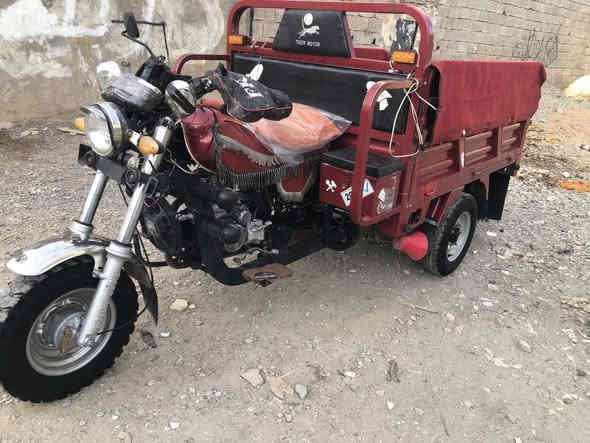 ستوته للبيع 
موديل 21 محرك شرط شاصي شرط كل عل بلادي 
عقد شخوان بيه بس السعر مليون وميتين 
***********
مكاني باجوان طريق الدبس
