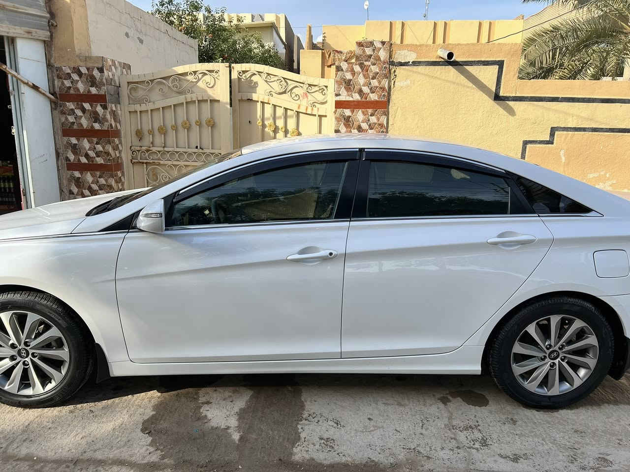 سلام عليكم سوناتا 2015 خليجي
كفاله عامه سياره جديده كلش بوضع شركه 
موصفات السوناتا معروفه 
سونار مرفق بل منشور 
بس يدور نظيف وجديد 
مكينه مامفتوحه 2400 دوش
شرط مداور ثاني يوم 
ماشيه 105
السعر 163
العنوان بابل الحمره الغربي 
رقم تلفون ***********
