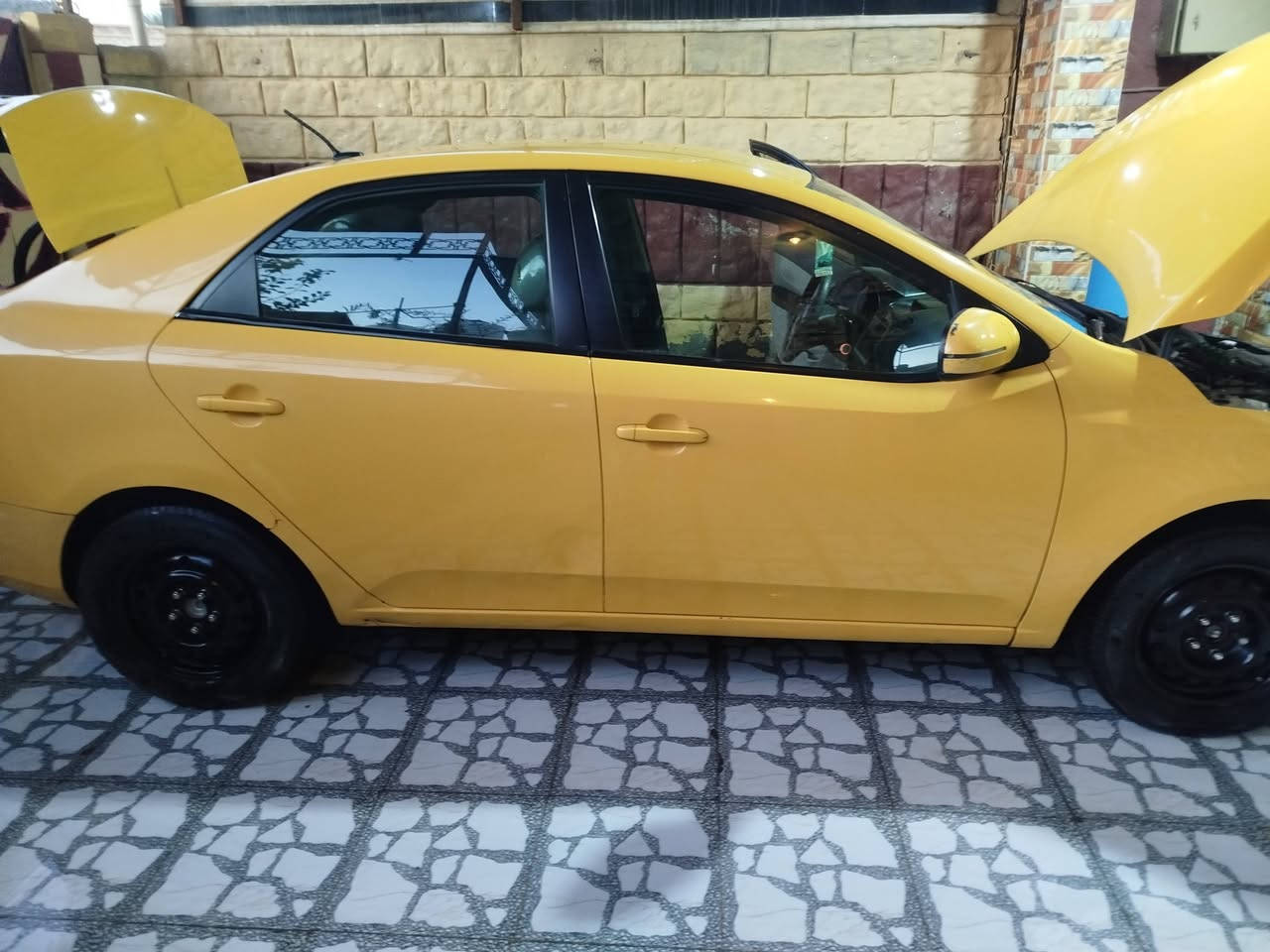 فورتي 12 وارد امريكي ضررها بس الجاملغ الخلفي السياره مصفره هيه وغرامات تاخذ جاهز والسياره بيه منظومه غاز السعر 95 / ***********
