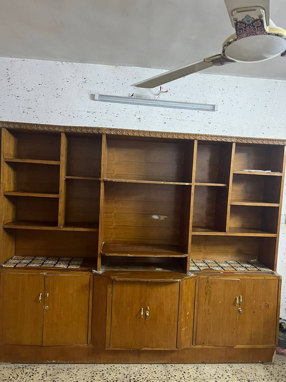 سلام عليكم معرض للبيع نظيف خشب درجة اولى السعر ١٧٠ وبي مجال رقمي ***********
