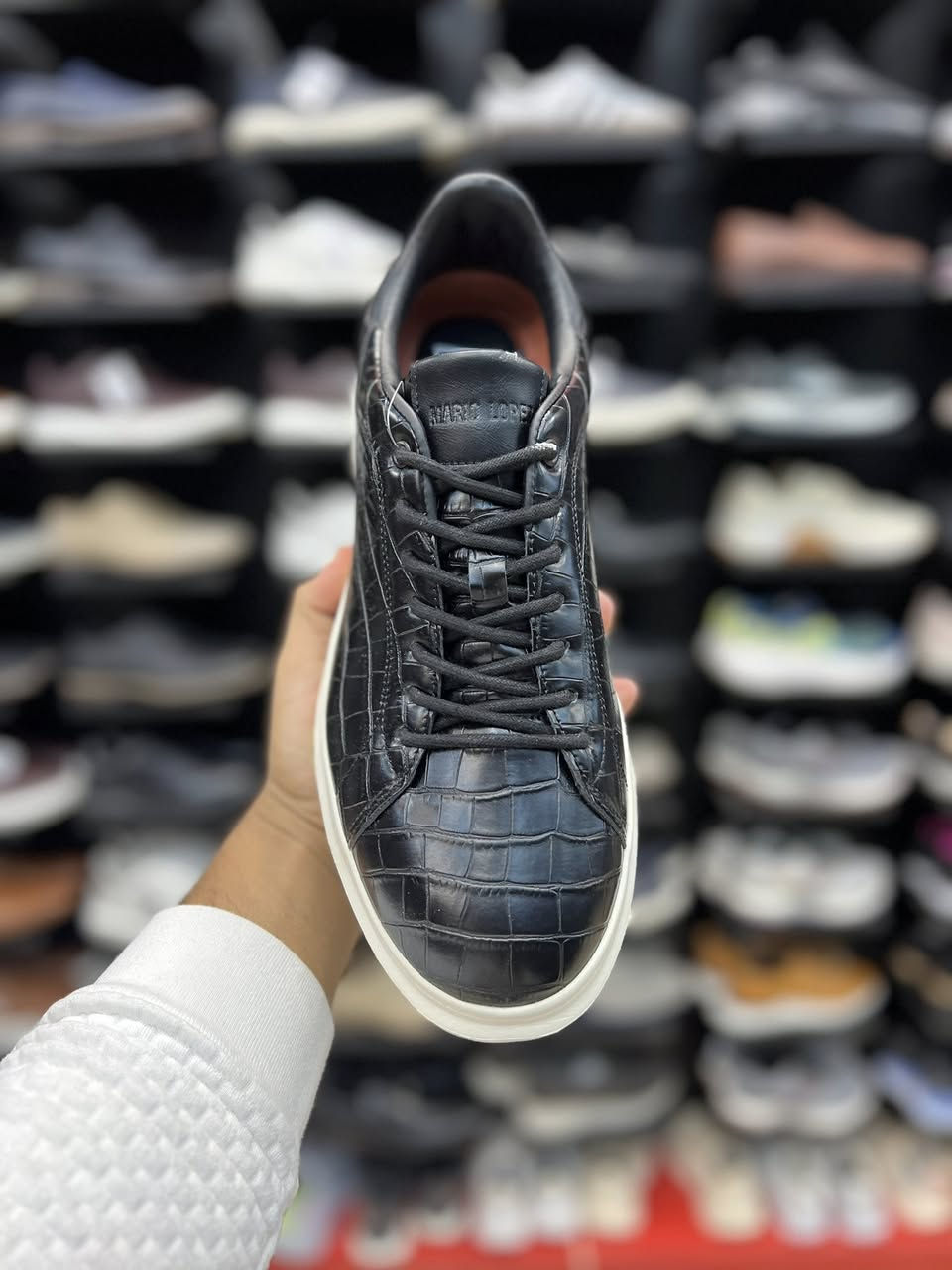 Mario Lopez

الراحة: يتميز بوزن خفيف ونعل داخلي مبطن بالكامل لتوفير دعم وراحة طوال اليوم.
المواد: الجزء العلوي مصنوع بنقشة جلد التمساح المميزة التي تضفي لمسة من الفخامة

متوفر قياس 45-46
السعر 35 الف

العنوان النجف ملحق الروان 
توصيل 🚚 محافظات 6 داخل النجف3 
*********** واتساب#
