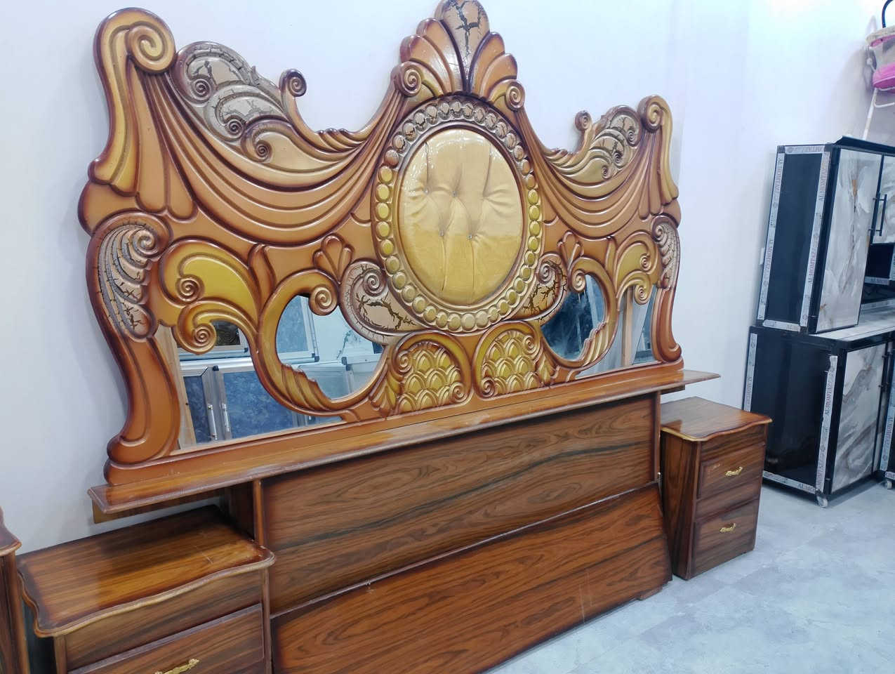 غرف جدا نظيفه معرض السليمانية الديوم شارع المستوصف مقابل الملعب
***********
