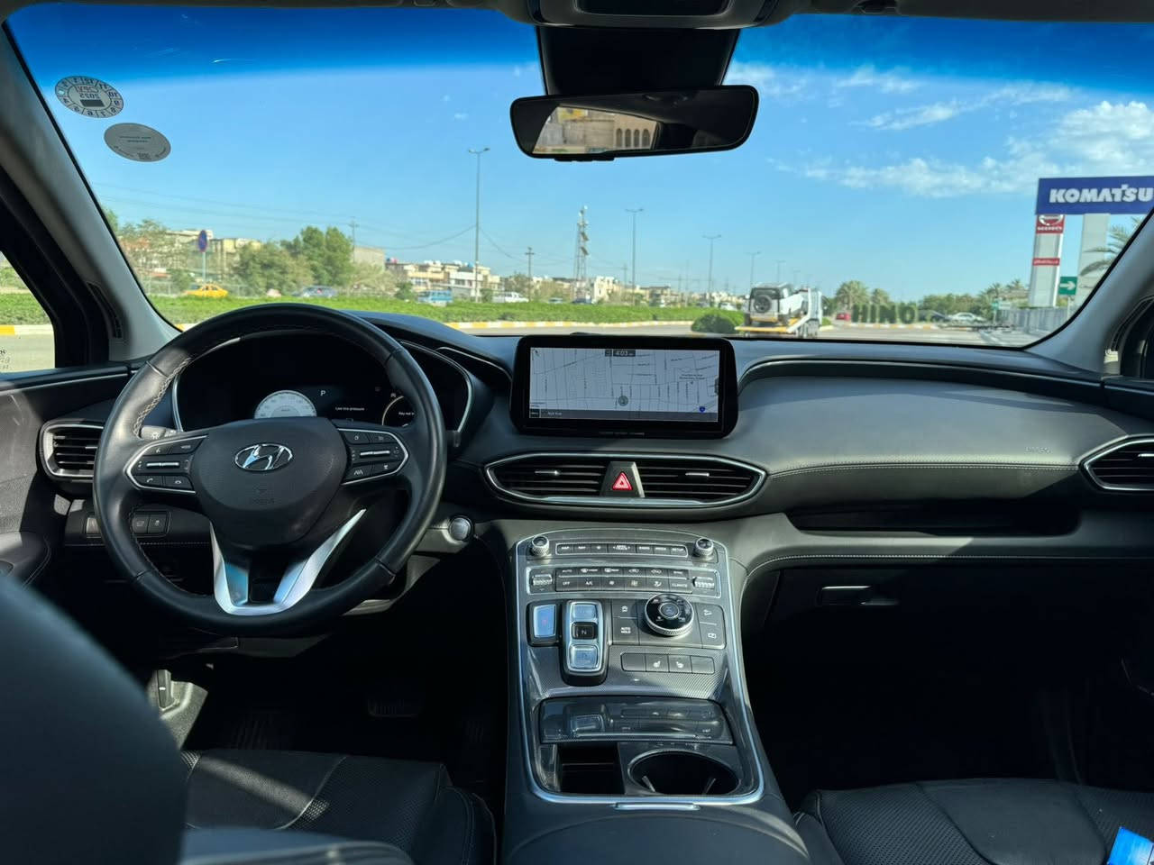 هيونداي سنتافي 2022 أعلى فئة. وكالة . هاترك  (Full Option / Calligraphy) 👇
السيارة وارد امريكي. صور لحادث مرفقه 

🚗 المحرك والأداء
 • المحرك: 4 سلندر 2.5 لتر توربو
 • القوة: حوالي 277 حصان
 • العزم: 422 نيوتن/متر
 • ناقل الحركة: أوتوماتيك 8 سرعات (DCT)
 • الدفع: رباعي AWD
 • وضعيات قيادة: Comfort – Sport – Eco – Smart + أوضاع للطرق الوعرة (ثلج / طين / رمل)

🛡️ أنظمة الأمان (Hyundai SmartSense)
 • مثبت سرعة ذكي مع التوقف والانطلاق
 • نظام المحافظة على المسار
 • تحذير النقطة العمياء مع تدخل تلقائي
 • تحذير الاصطدام الأمامي والخلفي
 • مساعد القيادة على الطرق السريعة
 • كاميرات 360 درجة
 • حساسات أمامية وخلفية
 • 6 أو 8 وسائد هوائية (حسب السوق)

الفخامة والتجهيزات الداخلية
 • مقاعد جلد نابا
 • مقاعد أمامية كهربائية مع تبريد وتسخين
 • مقاعد خلفية تسخين
 • ذاكرة مقعد السائق
 • شاشة عدادات رقمية 12.3 إنج
 • شاشة وسطية 10.25 إنج
 • نظام صوتي Harman Kardon
 • شحن لاسلكي
 • دخول وتشغيل ذكي (زر)
 • إضاءة داخلية محيطية
 • تحكم بالمناخ ثلاثي المناطق
 • باب خلفي كهربائي ذكي
 • فتح وتشغيل عن بُعد
 • مصابيح LED أمامية وخلفية
 • فتحة سقف بانورامية
 • مرايا كهربائية مع تسخين وط

 
رقم جديد. تريد وكاله او تحويل.  
مكان سياره. السيدية 

سعر   …….   235. وبيه مجال.  
 الشراي يتصل. 
   
رقم ***********
