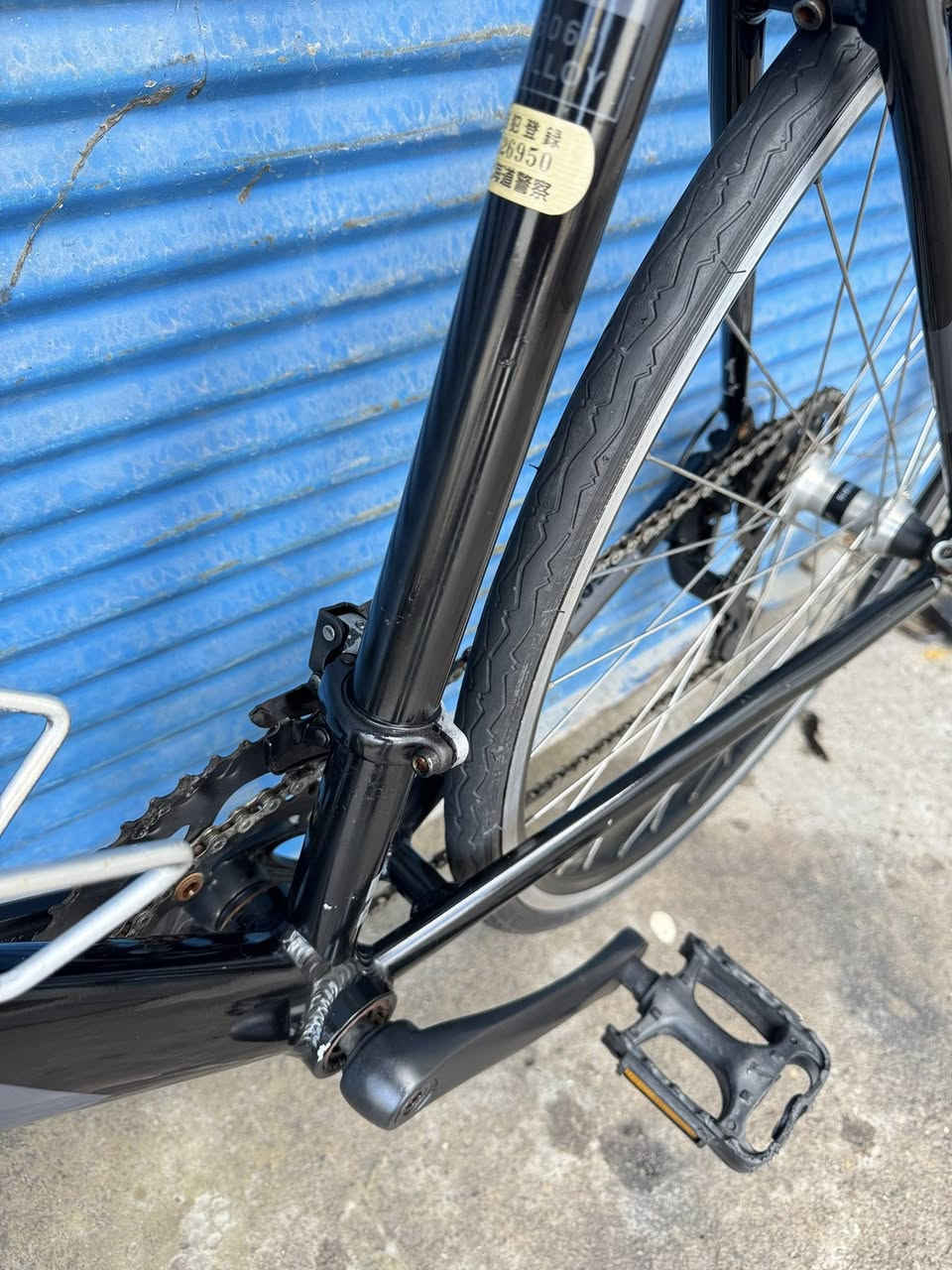 السلام عليكم الغوالي 700 حجم 28 قياس M 
فريم 49 ماركة (HEAD) غني عن التعريف صينع يابانية معدنه المنيوم سستم شيمانوا تورني نمره 2/7 
بدلات تورني مزود بسكان ورقبه ماركة TREK اصلي 
نظافتهاا وضحه بل صوره سعرهاا 220 الف وبي مجال اخواني عنواني موصل للتواصل *********** تتوفر خدمة توصيل جميع محافظات العراق وتحياتي
