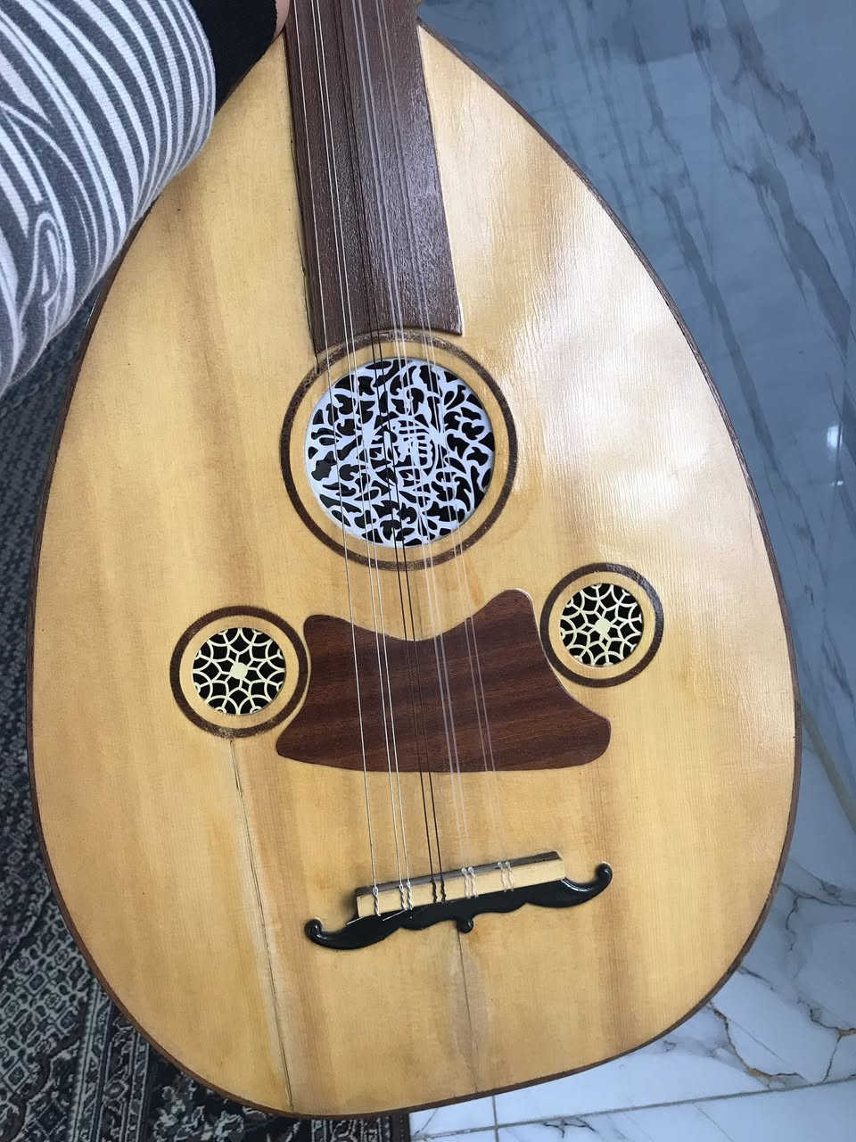 السلام عليكم اخوان
عود خشب مصري صناعة مصرية

القصعة ضهر خشب تفاح اصلي 

وجه العود صدر العود خشب تفاح 

القمرية النقشات الي بصدر عود 

المشط خشب الخزل الطبيعي 

الزند طبيعي خشب 

المفاتيح مطاط اصلي كامل 

الاوتاد اصلي كامل 

جنطة جلد طبيعي صنع سوري الاصلي 

السعر خاص لطفاً لحد يكسر بالسعر .


**إذا كنت صاحب هذا الإعلان وتريد حذفه لأي سبب، رجاءا أرسل رسالة إلى الدعم الفني**