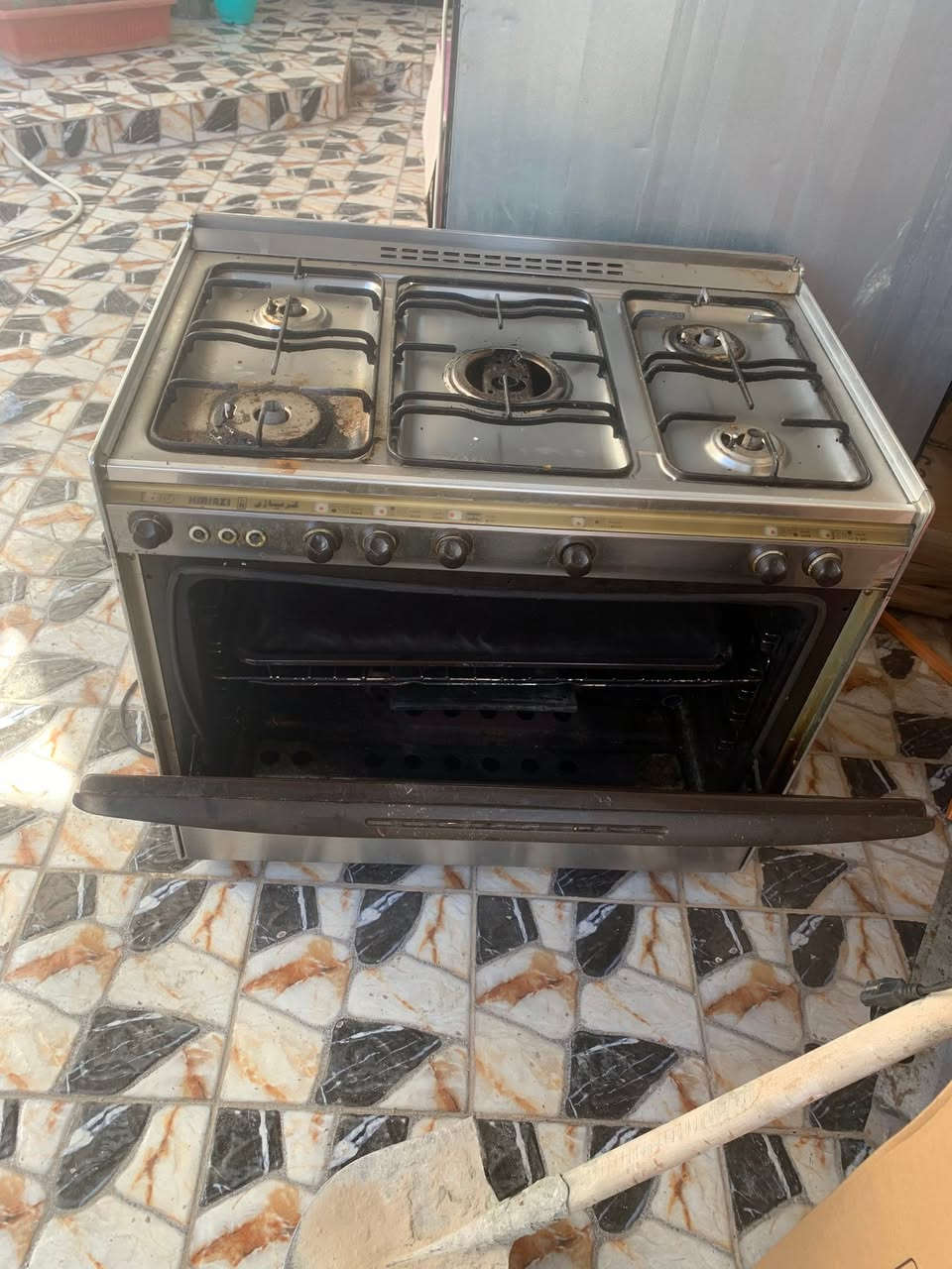 ثلاجه الريان بابين مجمده وثلاجه للبيع بيها فقط الباب الجامه مكسوره بس شغاله ميه بلميه سعرها 250وبيها مجال 
طباخ كريازي شغال ميه بلميه بي فقط الباب مال فرن مينسد سعره 125 وبي مجال 
العنوان الرمادي منطقه الجمعيه 
للاستفسار/*********** واتساب
