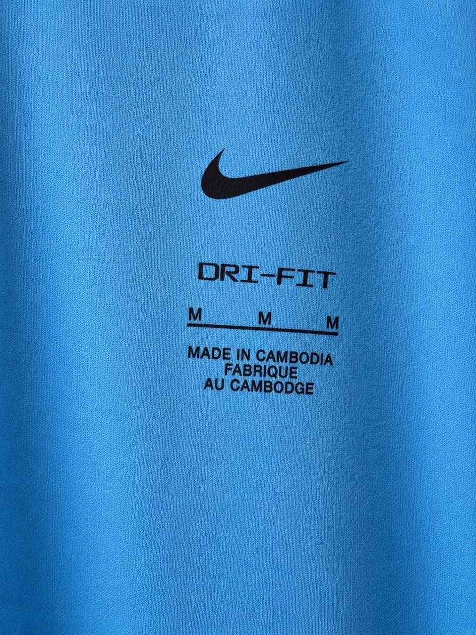 Nike Rafa Challenger 
تيشيرت من نايكي مصمم بالتعاون مع بطل التنس الشهير رافائيل نادال مخصص للانشطة الرياضية ذات الاداء العالي 
مجهز بتقنية Nike Dri-FIT المتطورة التي تعمل على سحب العرق عن البشرة لتبخيره بسرعة، مما يساعد على بقائك جافاً ومستريحاً أثناء اللعب المكثف 
يحمل الشعار الشهير لرافا نادال (الـ Bull) جهة اليمين مع عبارة "RAFA NADAL CLUB"، وشعار نايكي (Swoosh) المميز جهة اليسار
لون ازرق فاتح مميز 
خامة بوليستر 100 % 
بلد الصنع : كمبوديا
القياس : M 
عرض الصدر : 53 سم 
توصيل مجاني داخل بغداد وباقي محافظات العراق 🚚⁩


**إذا كنت صاحب هذا الإعلان وتريد حذفه لأي سبب، رجاءا أرسل رسالة إلى الدعم الفني**